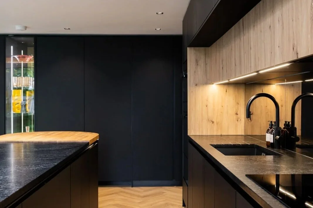 Black & Oak Handleless Kitchen in Harpenden