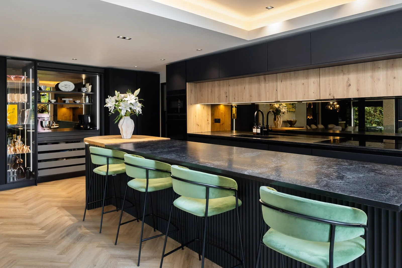 Black & Oak Handleless Kitchen in Harpenden