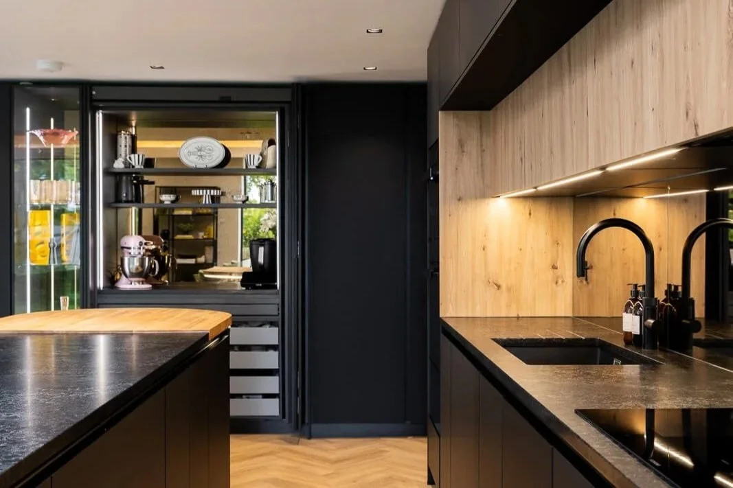Black & Oak Handleless Kitchen in Harpenden