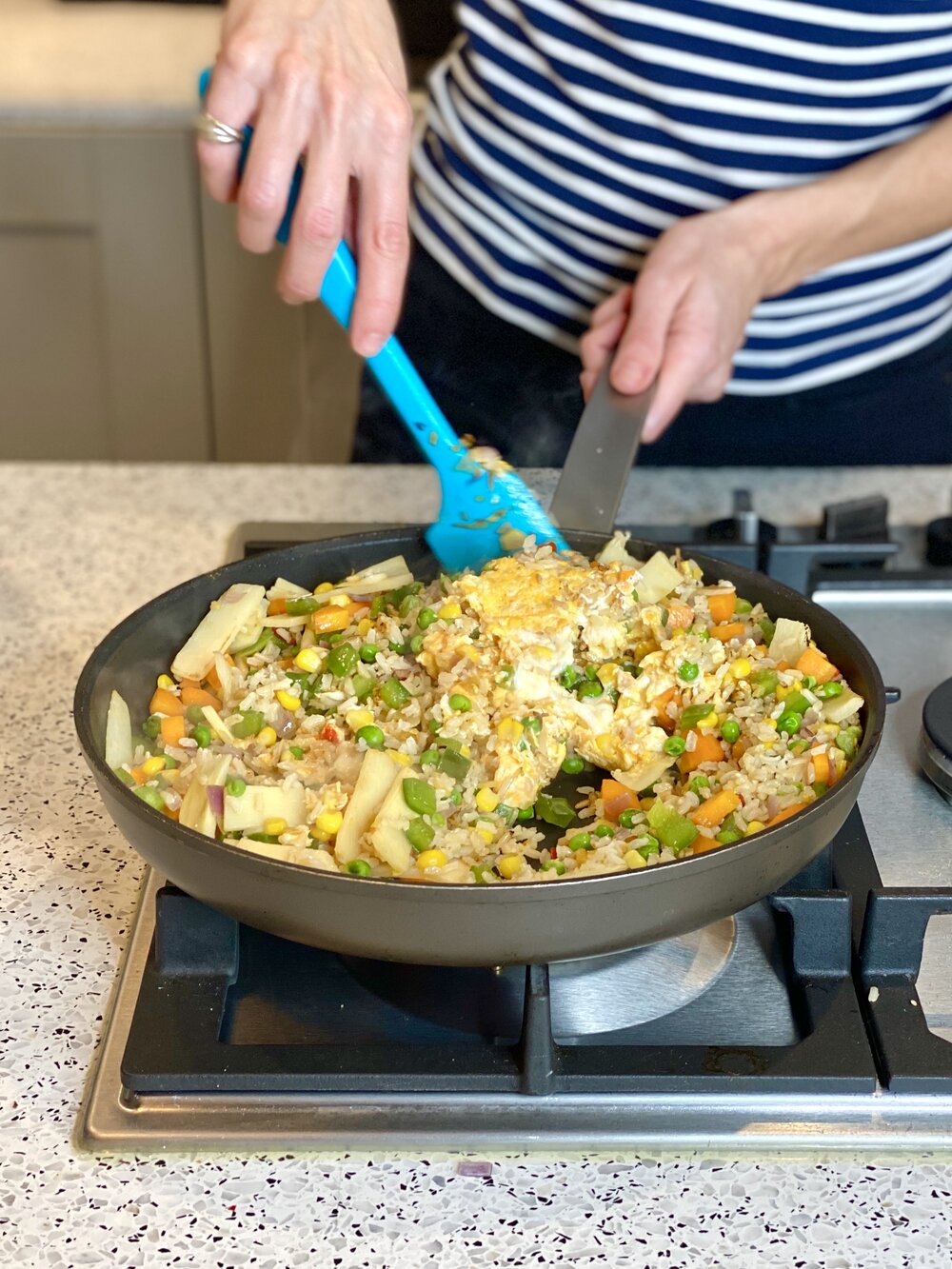 Making egg-fried rice in a frying pan