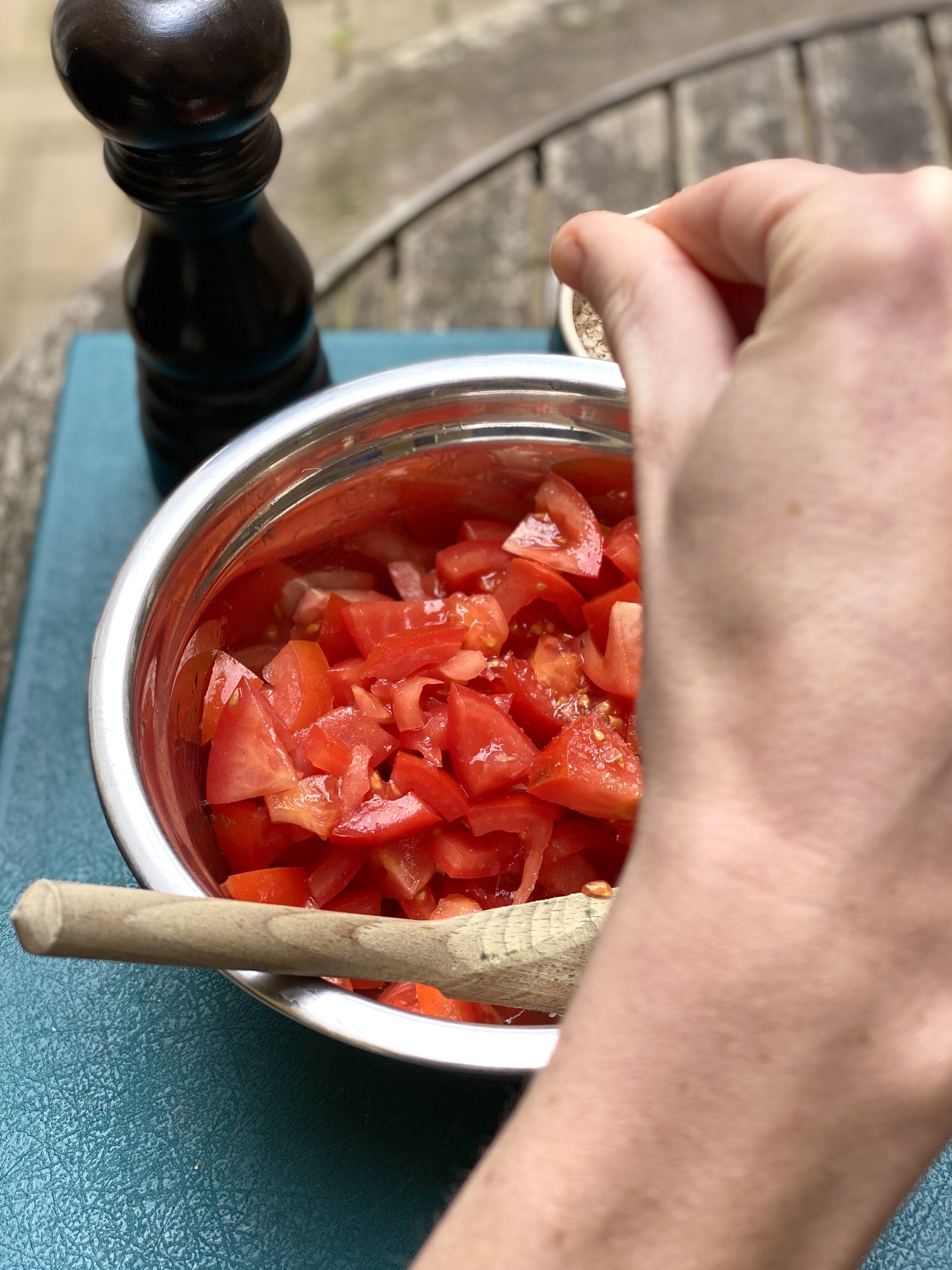 Seasoning tomatoes with salt and pepper