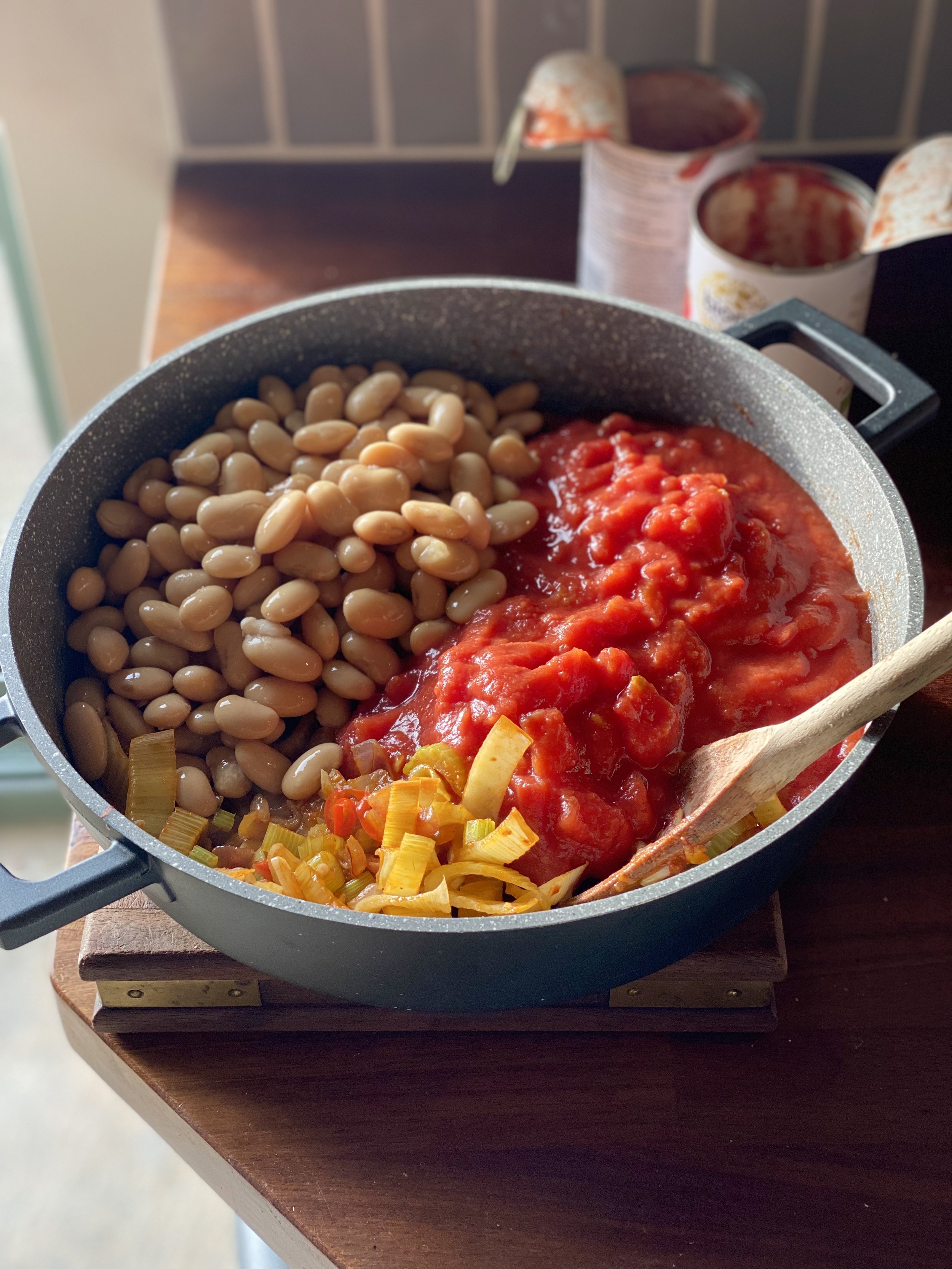 Joey and Katy make a tomato, fennel and butterbean casserole