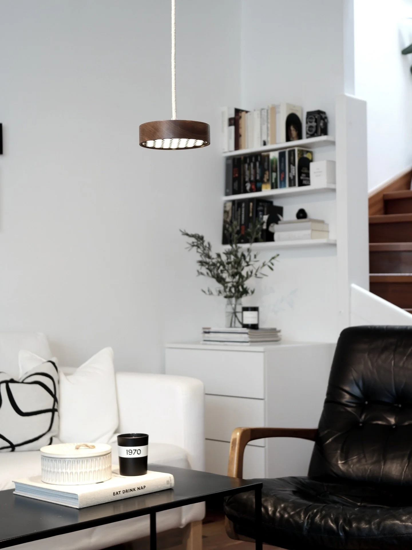 Warmes Licht, nat&uuml;rliche Eleganz ✨Unsere Lilu H&auml;ngeleuchte bringt mit ihrem zeitlosen Holzdesign eine ruhige, gem&uuml;tliche Atmosph&auml;re ins Wohnzimmer &ndash; perfekt f&uuml;r entspannte Abende und stilvolle Momente. #lignaluxvienna 
