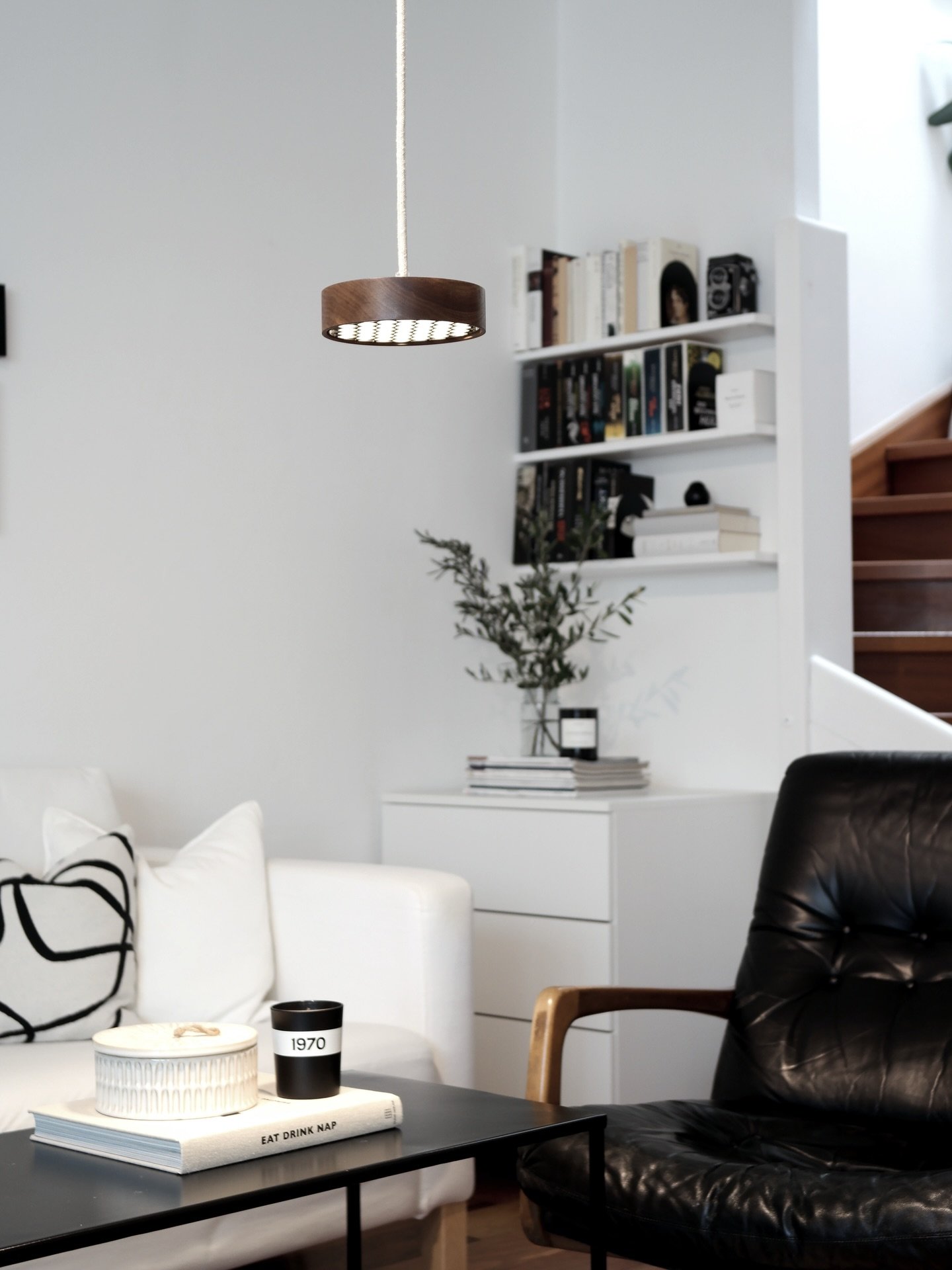 Warmes Licht, nat&uuml;rliche Eleganz ✨Unsere Lilu H&auml;ngeleuchte bringt mit ihrem zeitlosen Holzdesign eine ruhige, gem&uuml;tliche Atmosph&auml;re ins Wohnzimmer &ndash; perfekt f&uuml;r entspannte Abende und stilvolle Momente. #lignaluxvienna 
