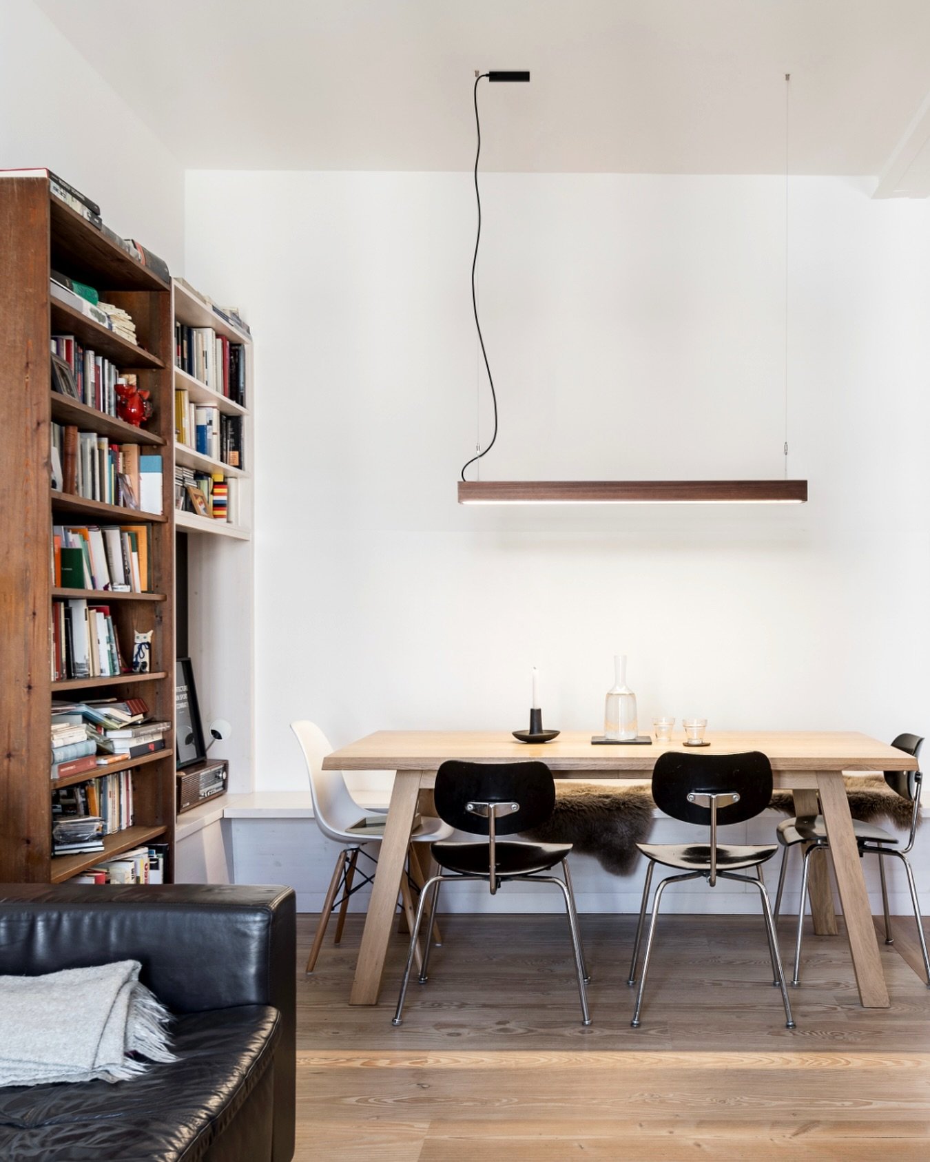 Von Wien nach Berlin ✨

Die Serie M in edlem Nussholz bringt stimmungsvolles Licht &uuml;ber deinen Esstisch &ndash; minimalistisch im Design, maximal in der Wirkung.

Lignalux - Licht in seiner nat&uuml;rlichsten Form.

#lignaluxvienna
#lighting #in