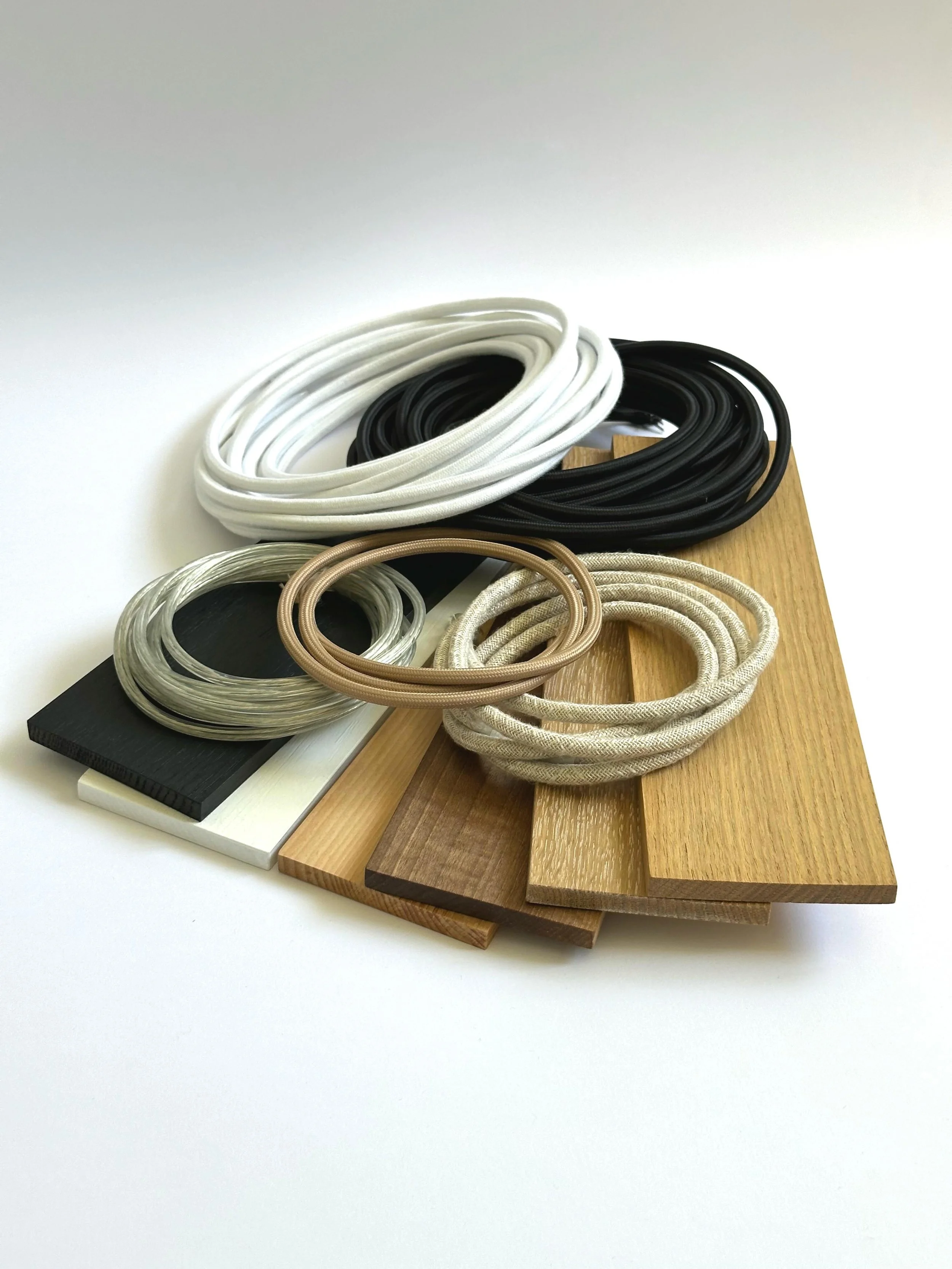 Deine Leuchte. Dein Stil. ✨

Kombiniere verschiedene Holzarten mit hochwertigen Textilkabeln in vielen Farben und gestalte deine Lignalux Leuchte ganz nach deinem Geschmack.

Nat&uuml;rliches Holz trifft auf individuelle Details &ndash; f&uuml;r Lich