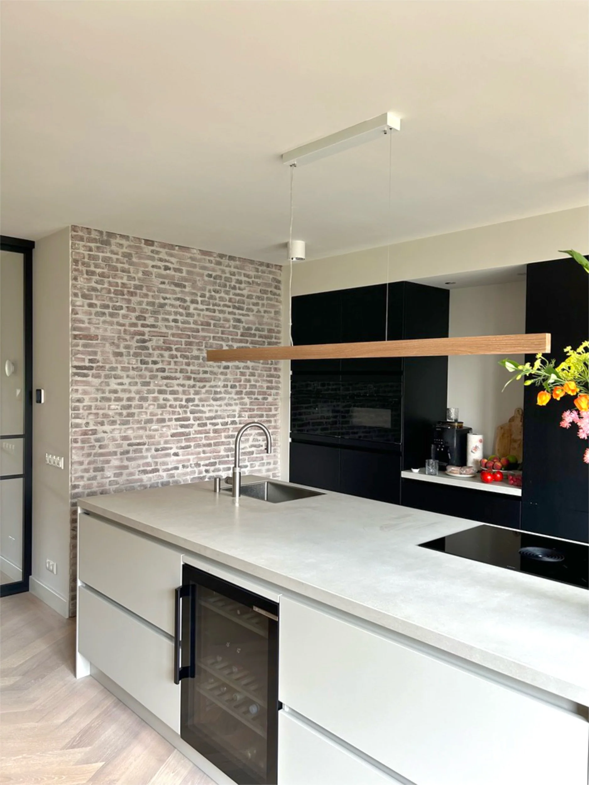 Von Wien nach Wijchen, NL ✨ 
Die Serie xS-Flow in Eiche setzt nat&uuml;rliche Akzente &uuml;ber der K&uuml;cheninsel und verbindet minimalistisches Design mit perfektem Licht.
Handgefertigt aus Holz &ndash; f&uuml;r K&uuml;chen mit besonderer Atmosph