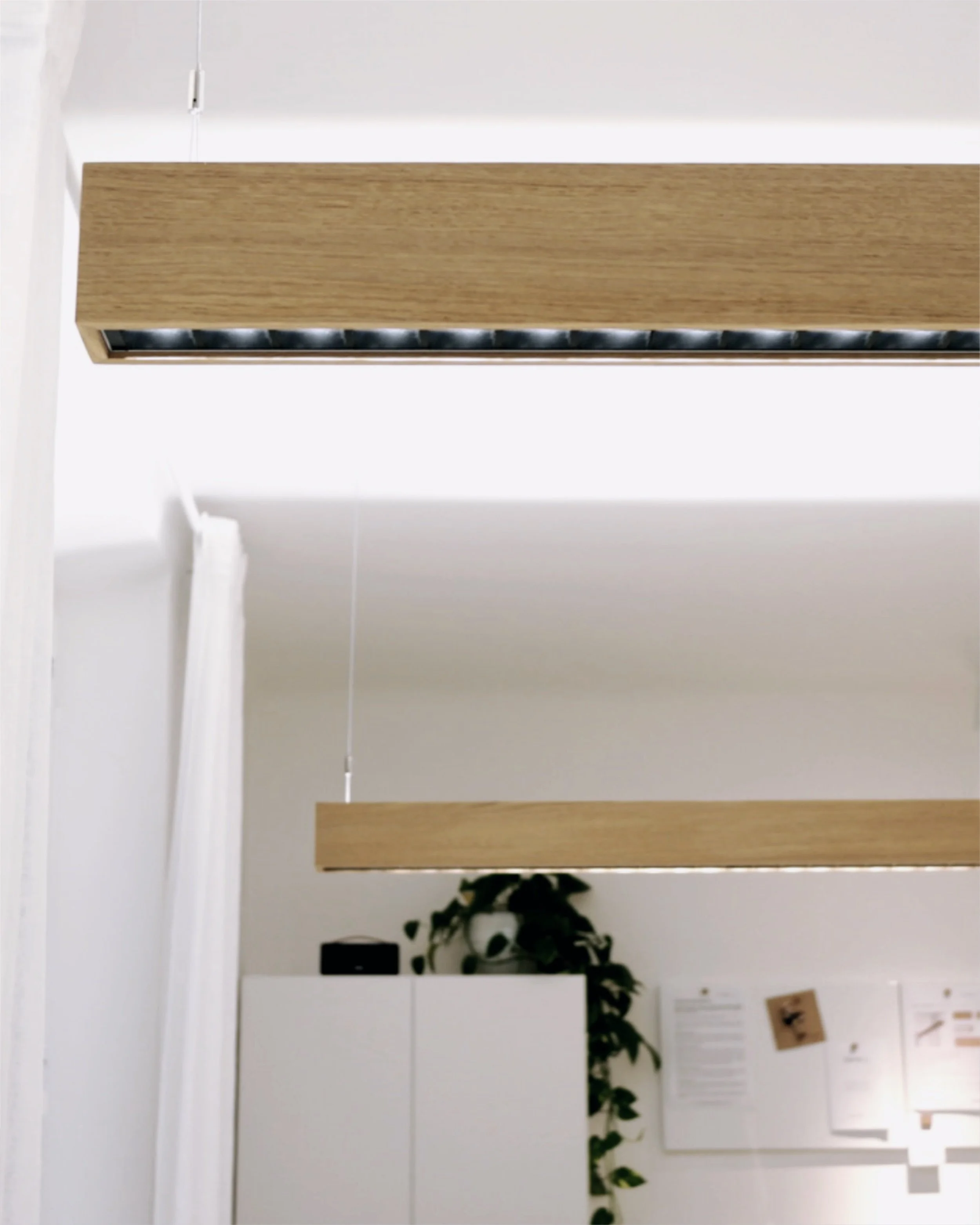 Licht in seiner nat&uuml;rlichsten Form.

Studien zeigen, dass nat&uuml;rliche Materialien wie Holz in Innenr&auml;umen nachweislich das Wohlbefinden steigern. Gerade in B&uuml;ros tr&auml;gt eine angenehme Lichtstimmung in Kombination mit warmen Obe