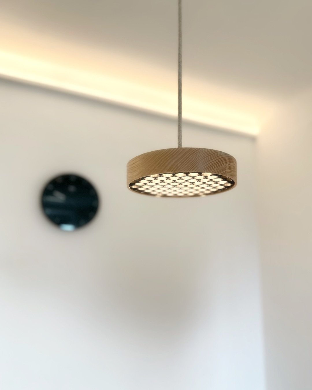 Nat&uuml;rlich. Blendfrei.
Massives, von Hand gedrechseltes Holz trifft auf moderne Lichttechnik: Die Leuchten der Serie Lilu vereinen echte Handwerkskunst mit h&ouml;chstem Lichtkomfort. Das hochwertige Naturleinenkabel unterstreicht den nat&uuml;rl