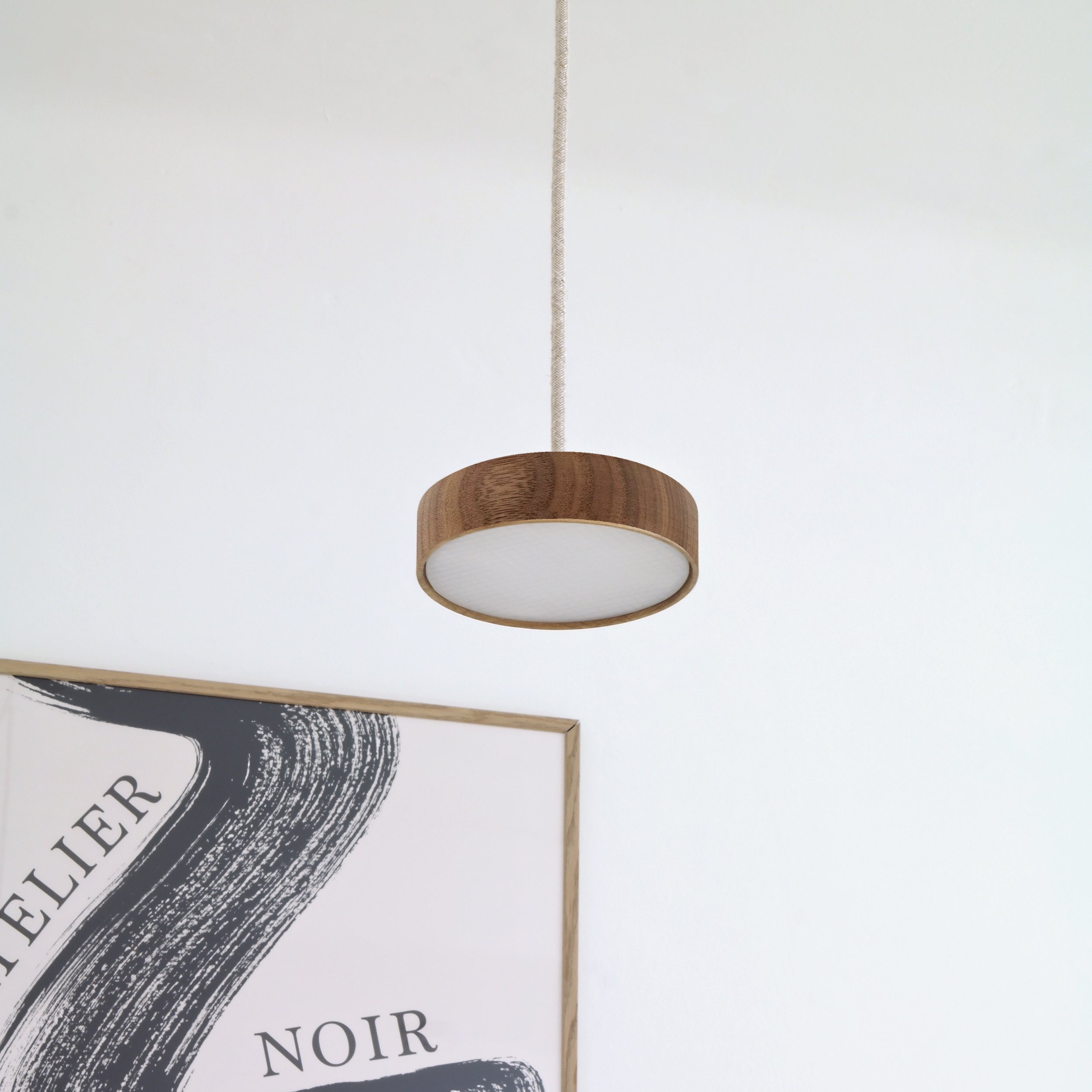 Lilu xS - dimmbare LED Pendelleuchte aus massivem Holz in Nussholz natur mit opaler LED Abdeckung!