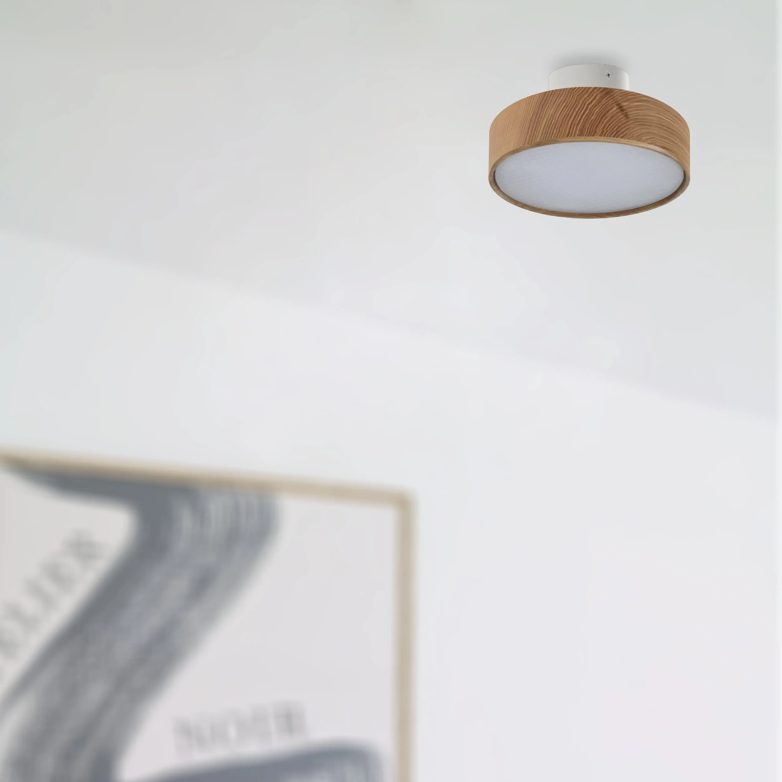 Lilu xS - dimmbare LED Deckenanbauleuchte aus massivem Holz in Esche natur mit opaler LED Abdeckung. Made in Austria.