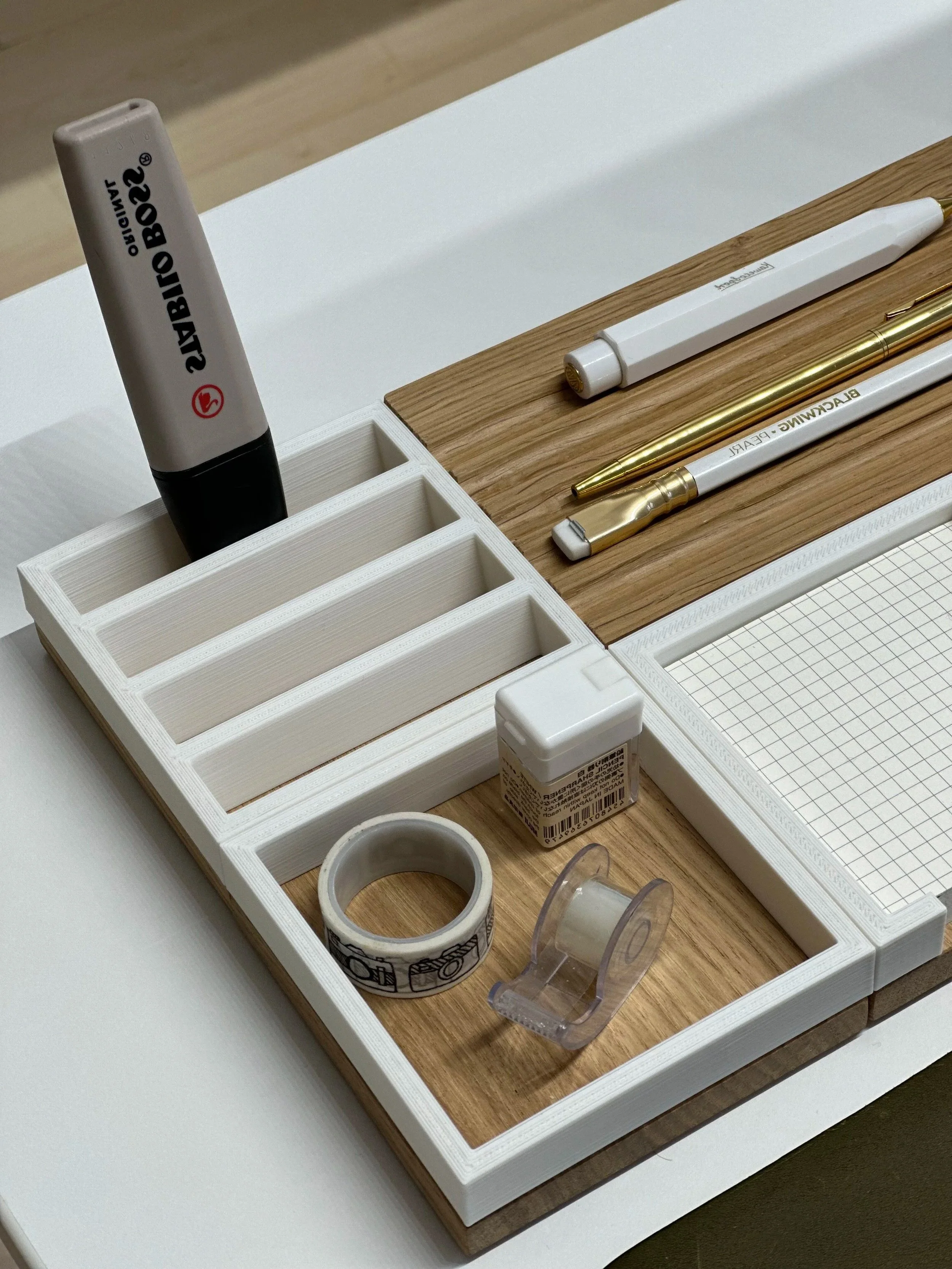 Modulare Stiftablage aus massivem Holz – perfekt für einen aufgeräumten, stilvollen Schreibtisch. Magnetisch kombinierbar, aus edler Eiche oder Nuss gefertigt und mit modernen PLA-Rahmen ergänzt.