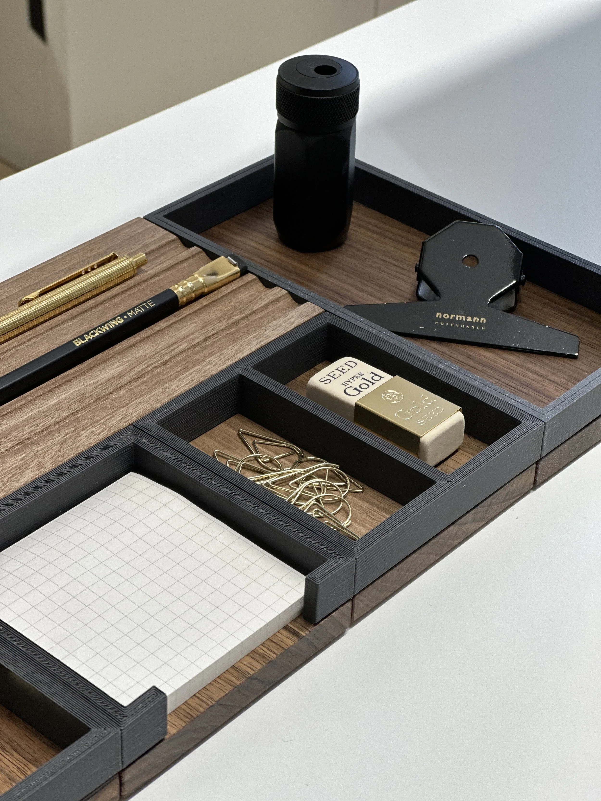 Modulare Stiftablage aus massivem Holz – perfekt für einen aufgeräumten, stilvollen Schreibtisch. Magnetisch kombinierbar, aus edler Eiche oder Nuss gefertigt und mit modernen PLA-Rahmen ergänzt.