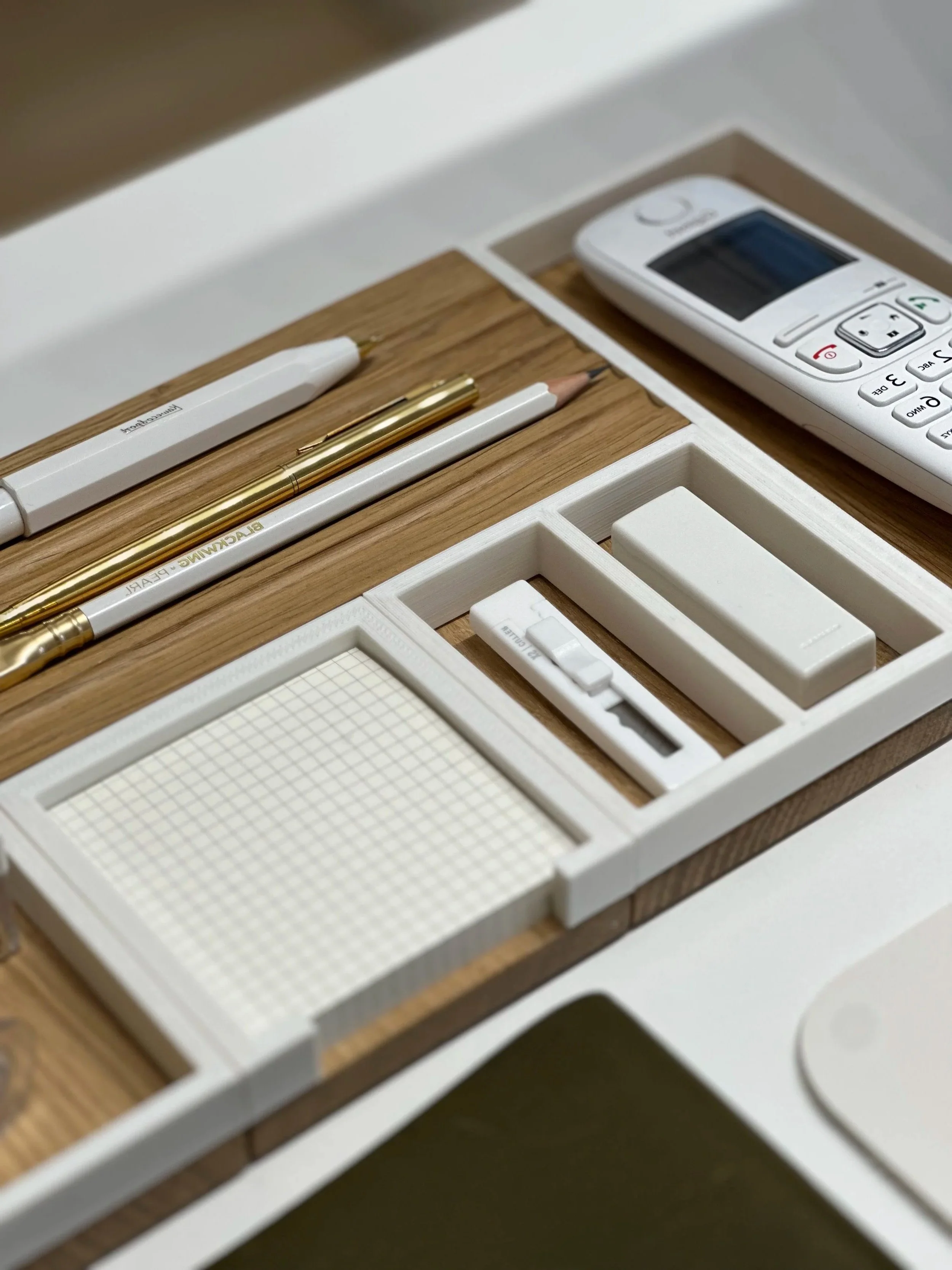 Modulare Stiftablage aus massivem Holz – perfekt für einen aufgeräumten, stilvollen Schreibtisch. Magnetisch kombinierbar, aus edler Eiche oder Nuss gefertigt und mit modernen PLA-Rahmen ergänzt.