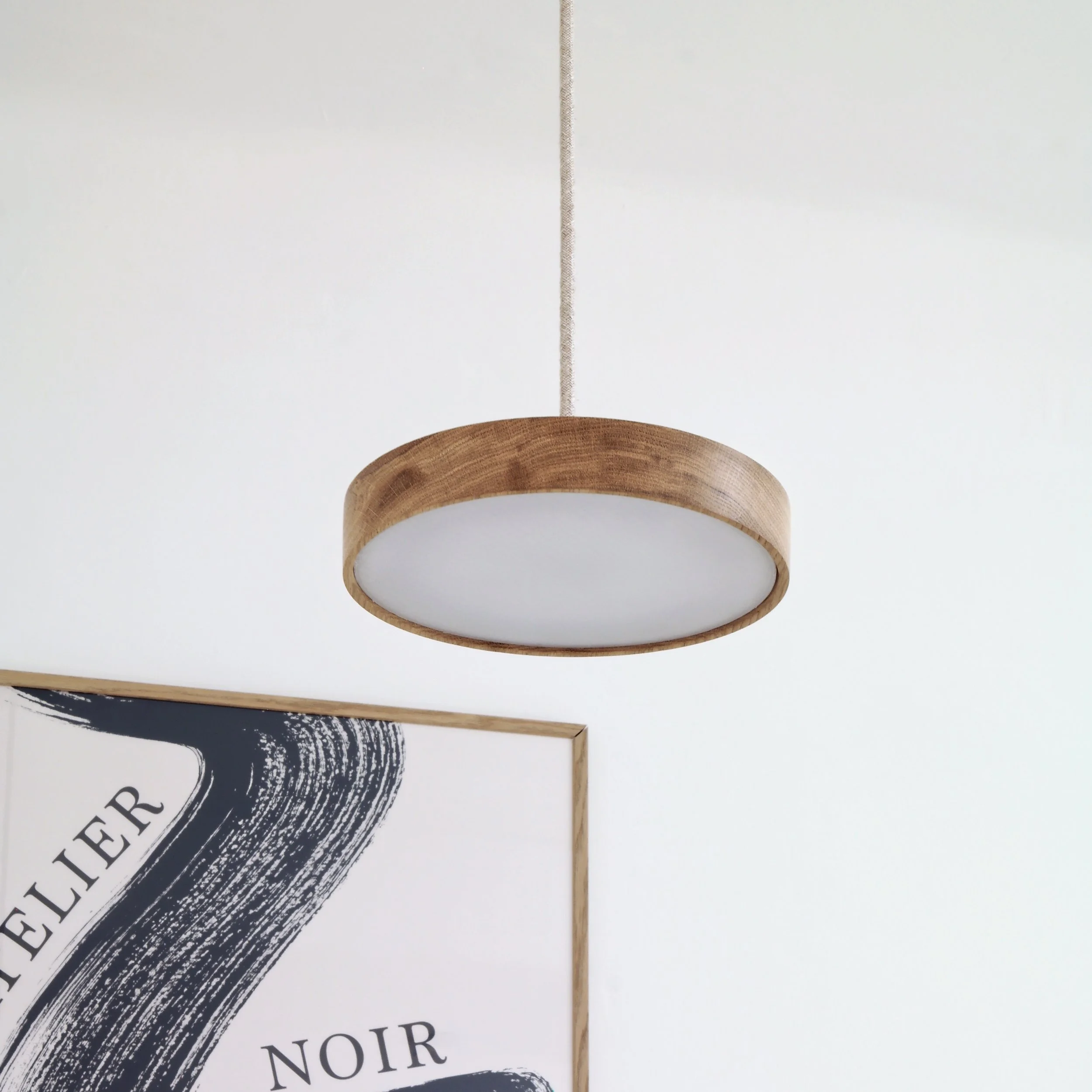 Lilu M - dimmbare LED Pendelleuchte aus massivem Holz in Eiche natur mit opaler LED Abdeckung!