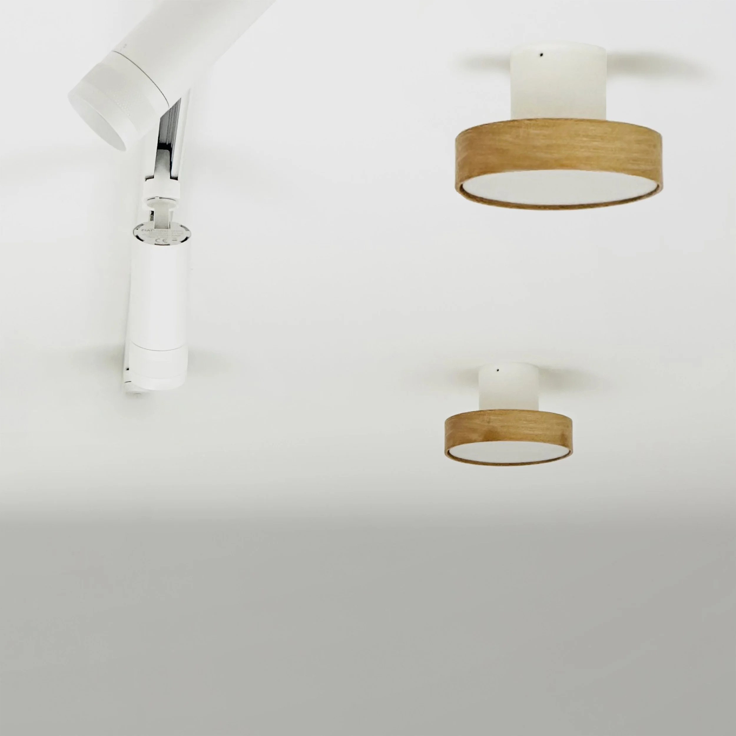 Lilu xS - dimmbare LED Deckenanbauleuchte aus massivem Holz in Eiche natur mit opaler LED Abdeckung. Made in Austria.