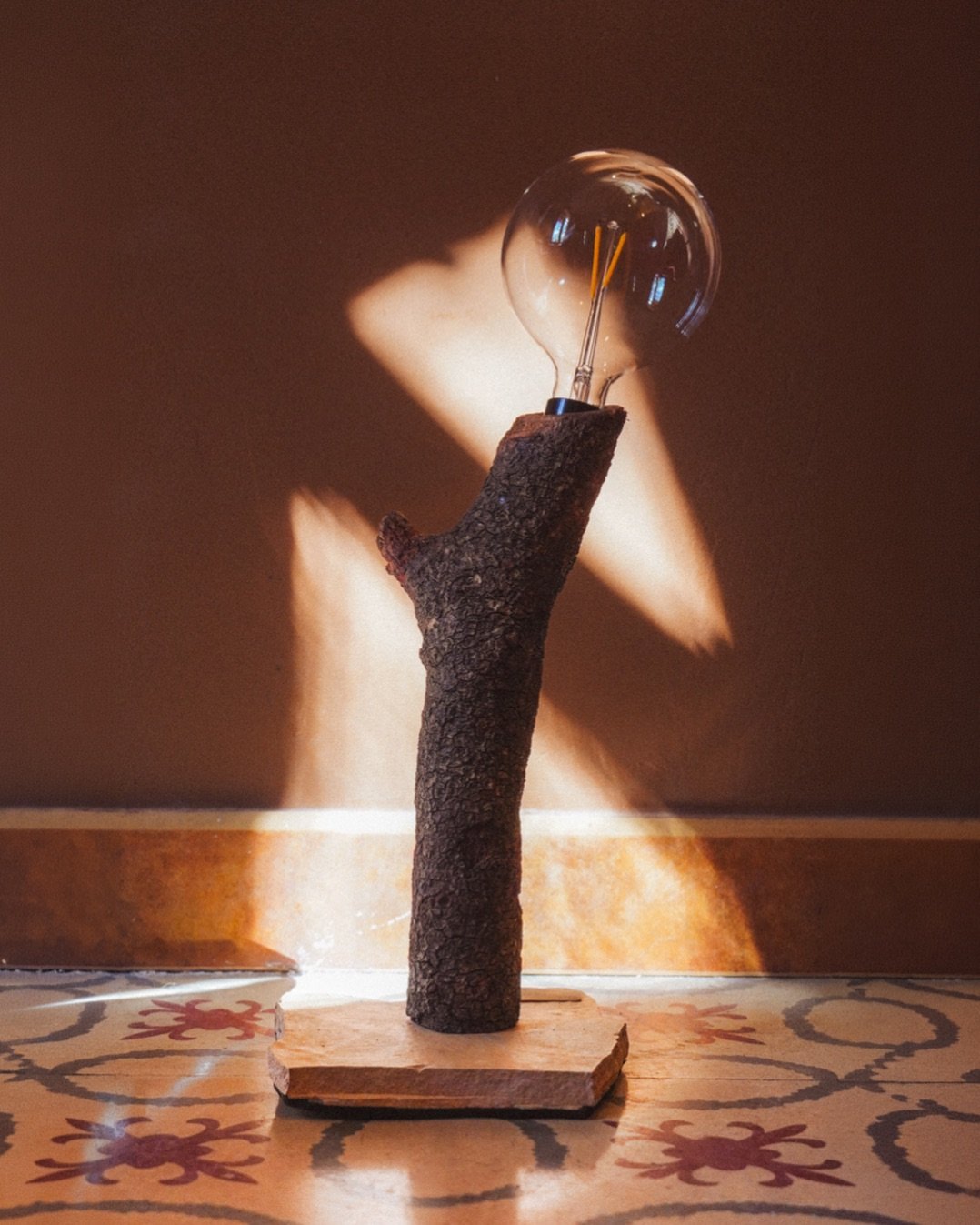 Pedra 🪨, fusta 🪵 i llum ✨

Aix&iacute; de senzill i aix&iacute; de complet.

A la foto, Arrel 💡

📸 @marioeg27