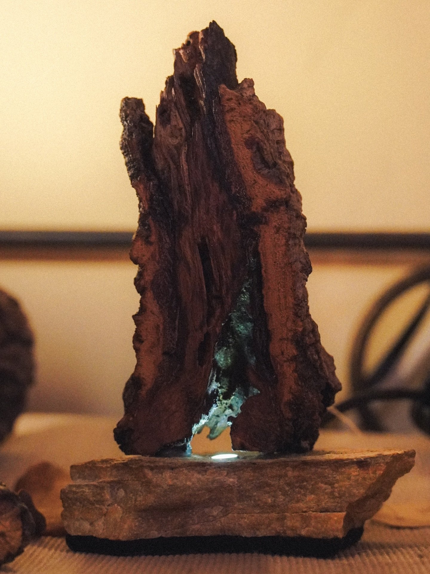 ⚡️Llampurna 

L&agrave;mpada decorativa per personalitzar la teva prestatgeria📚

Llum LED en pedra d&rsquo;Alcover i alzina surera 🪵

📸 @marioeg27 

#lampades #lampadaled #lampart