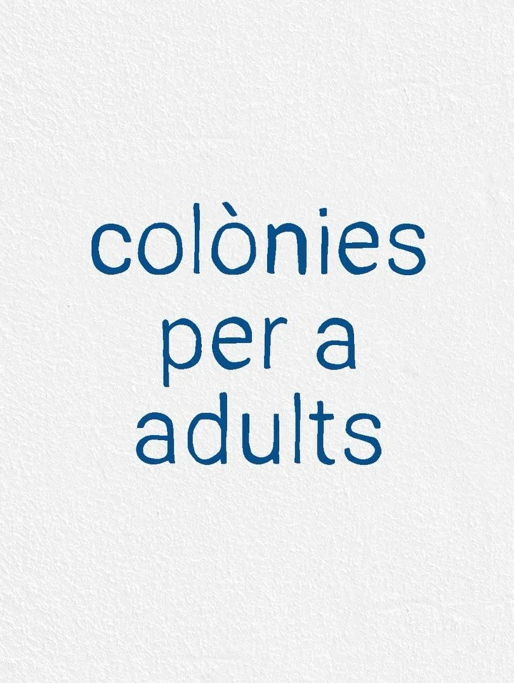 LES COL&Ograve;NIES PER A ADULTS de Refugi de Natura s&oacute;n retirs amb &agrave;nima i de petit format. 

Retirs creatius, retirs de natura, retirs introspectius, retirs de connexi&oacute; profunda i molts altres ✨

I tu, quant temps fa que no vas