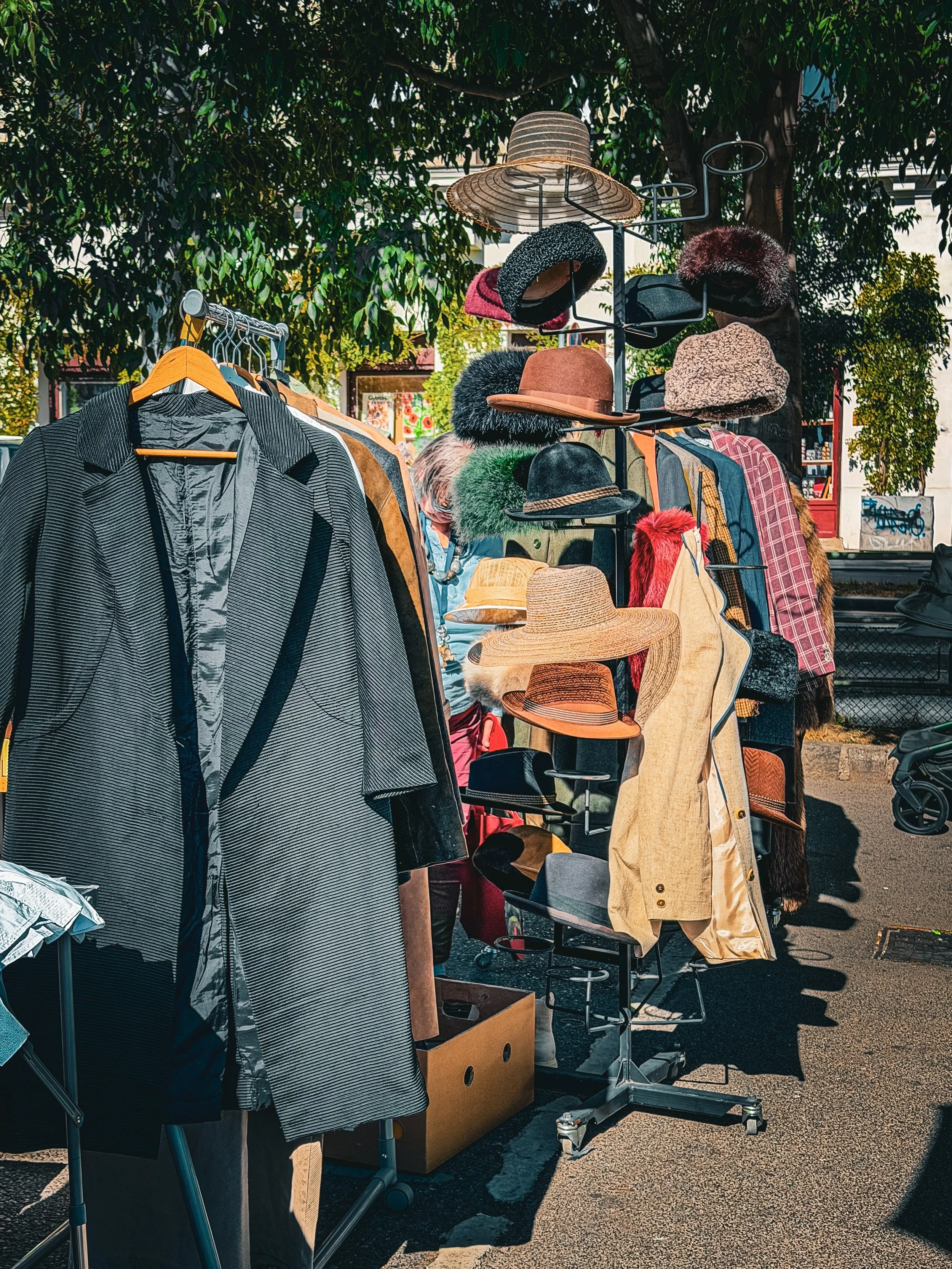 Saturdays at Vienna&rsquo;s Naschmarkt has a flea market on top of the usual food stalls. Row after row of jewellery, albums, glassware, art and vintage clothes. I was far too overwhelmed to actually buy anything 🤣. Then I remembered to look UP - an