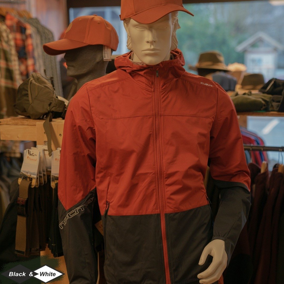 Bereit f&uuml;r Abenteuer in Rot! 🔴💪 Mit unserer neuen Softshelljacken f&uuml;r M&auml;nner von @cmp_official stehst Du bei jedem Outdoor-Abenteuer im Mittelpunkt. ⁠
Funktionalit&auml;t trifft auf Style &ndash; entdecke jetzt Deine perfekte Begleit