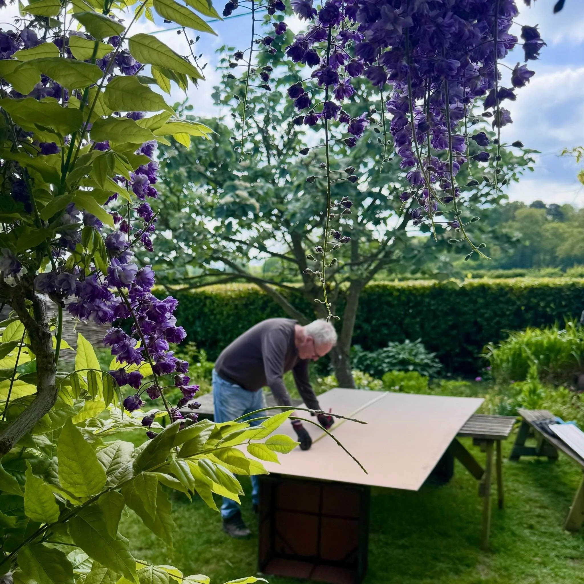 Weekend exhibition prep 🌞
The wonderful @nickhoodgardens in action - poet, garden designer, creative technician and top notch husband 🎩🌻🧡

#madeinthepewseyvale #tattooingthetuba #artist