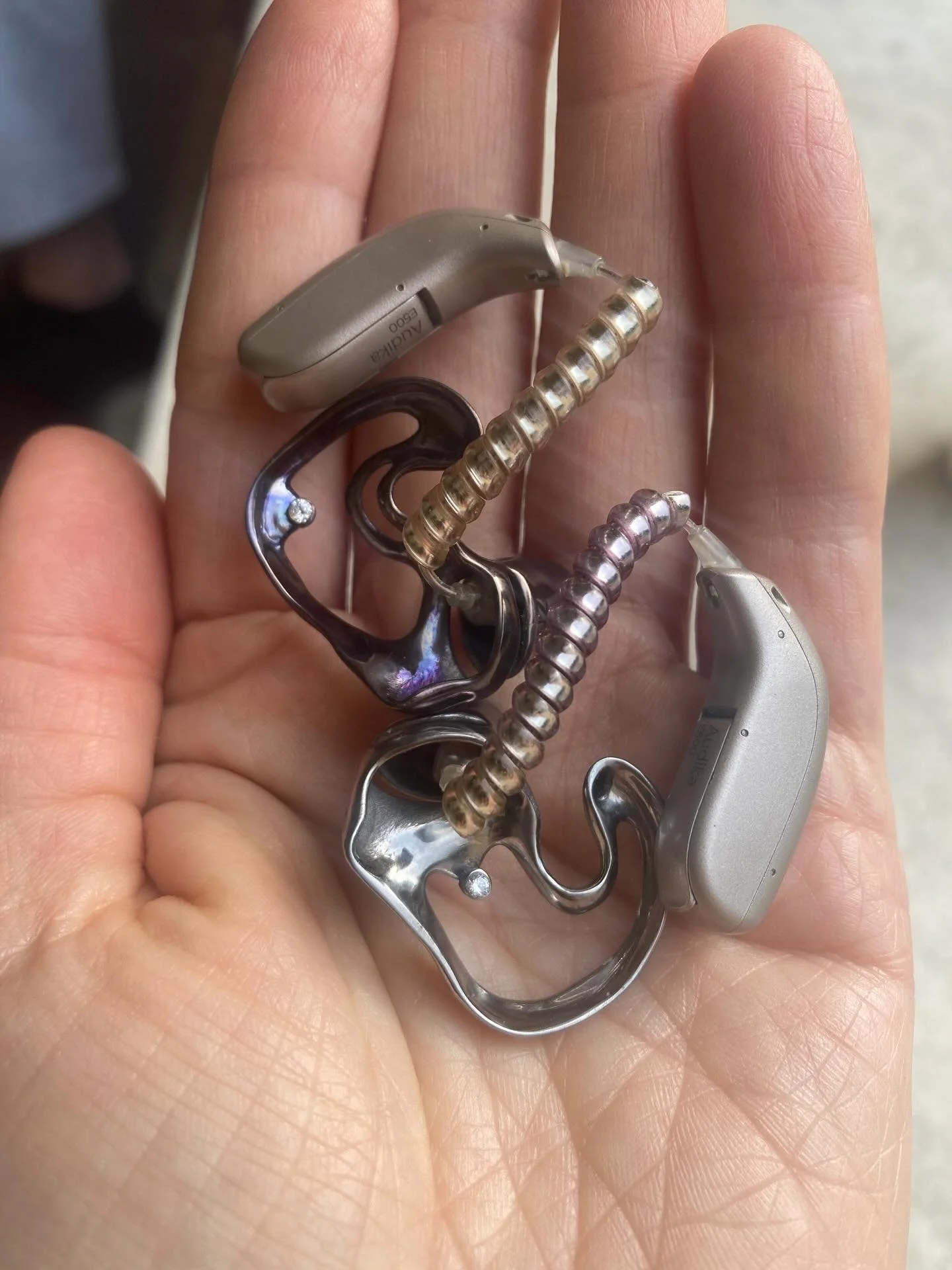 Un grand merci @groupe.olbinski  Cathy et @mathildewrf pour ces embouts en titane chacun orn&eacute; d'un strass @swarovski qui transforment d&eacute;finitivement mes appareils @audika_france en v&eacute;ritables bijoux 
 - en bijoux qui se voient- 
