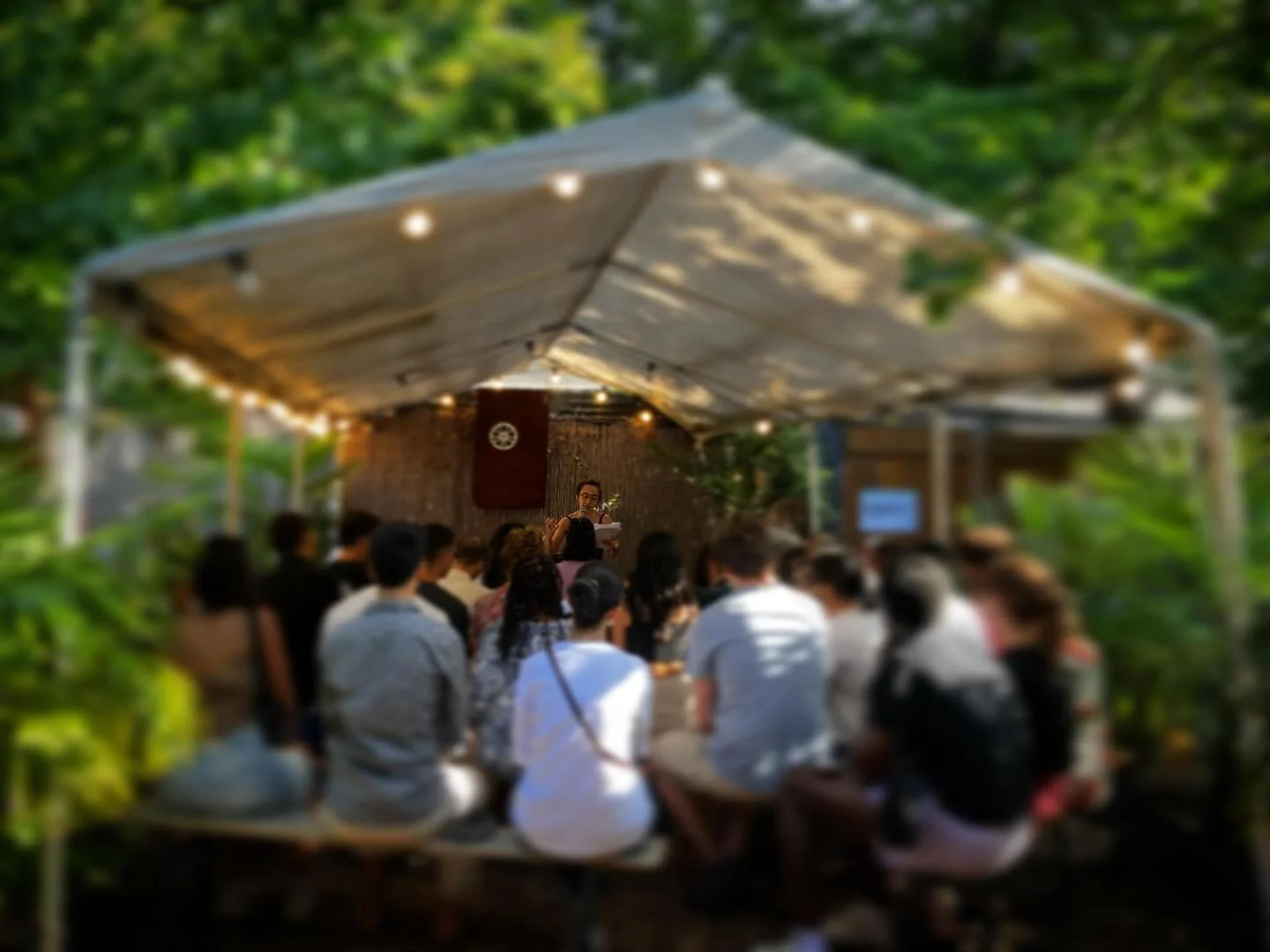Ce soir au @jardin21paris pour la soir&eacute;e du @lepoetryclub estivale o&ugrave; j'en ai profit&eacute; pour partager encore un peu du texte sc&eacute;nique de &quot;Sourdre&quot; que nous poursuivrons cet automne au @festival_fragments avec les s