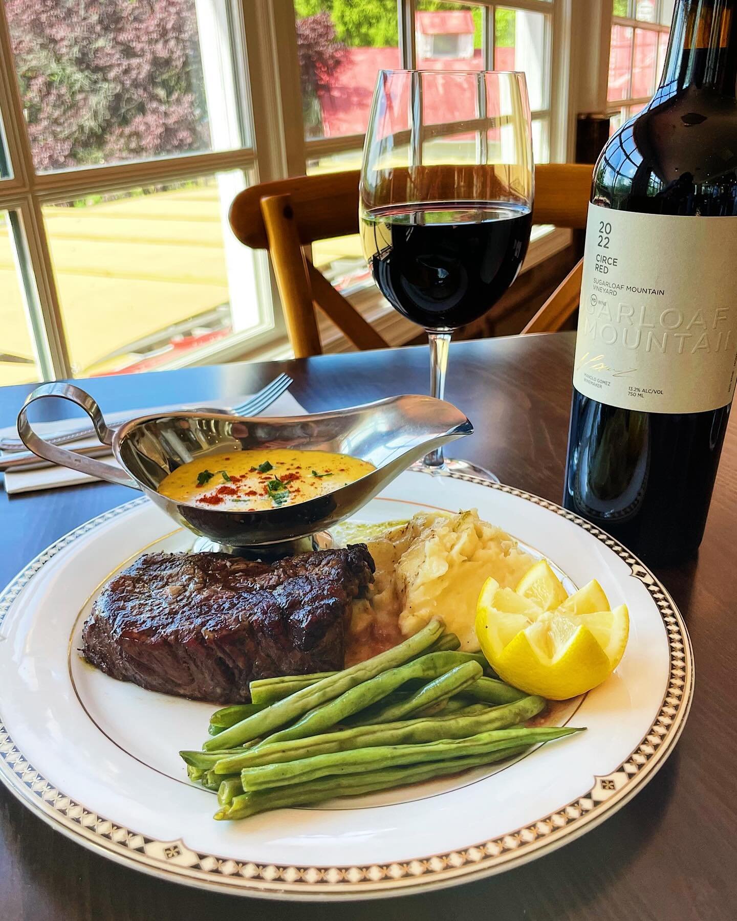 Have we got a treat for moms this Sunday 💕
The most delicious and perfectly cooked filet from our friends at Deer Vally Farms, buttery pommes puree, French green beans, and that decadent B&eacute;arnaise sauce 🍷 
Don&rsquo;t forget dessert! 
House-