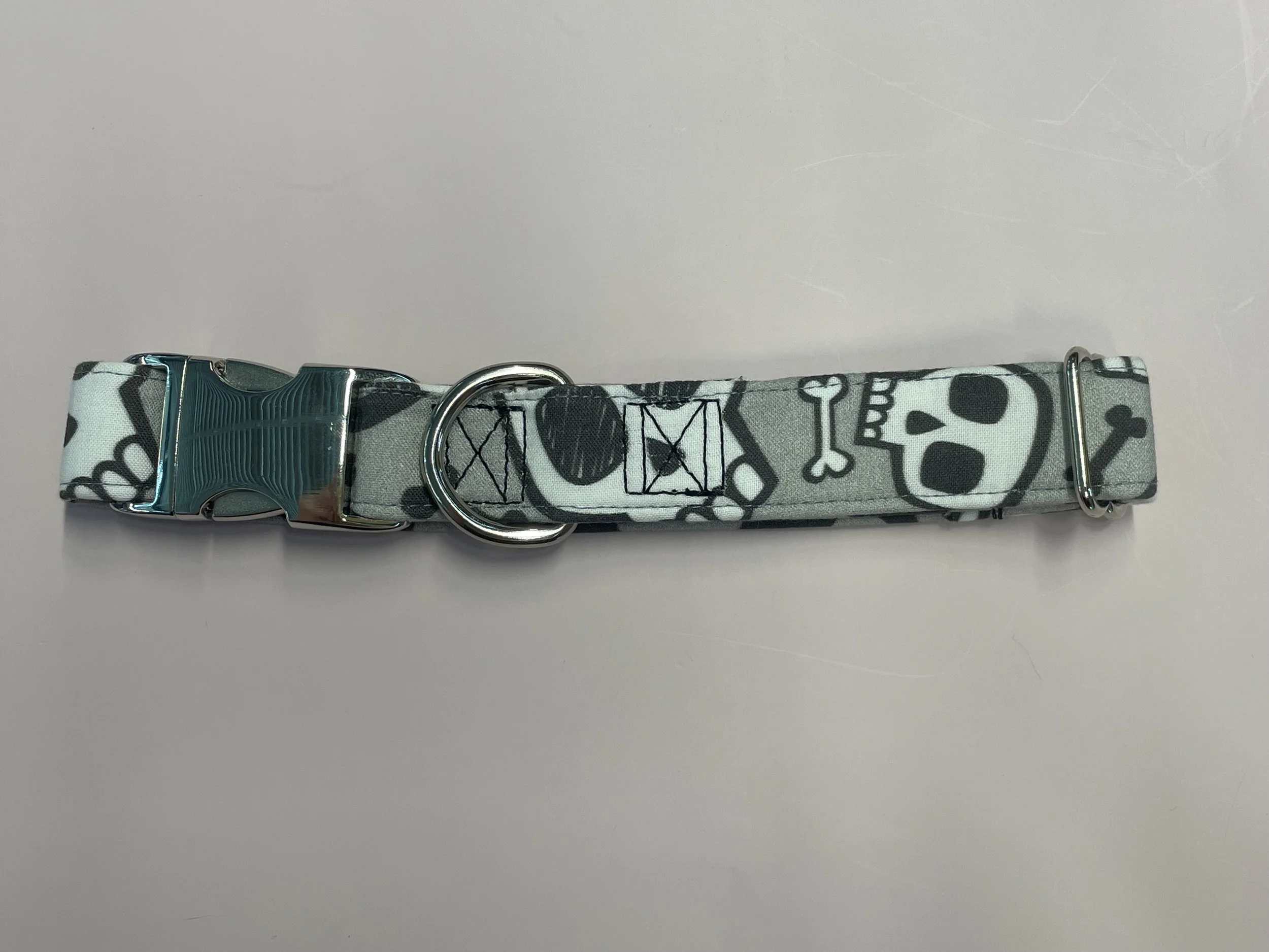 Skull and bones on grey collar front.jpeg