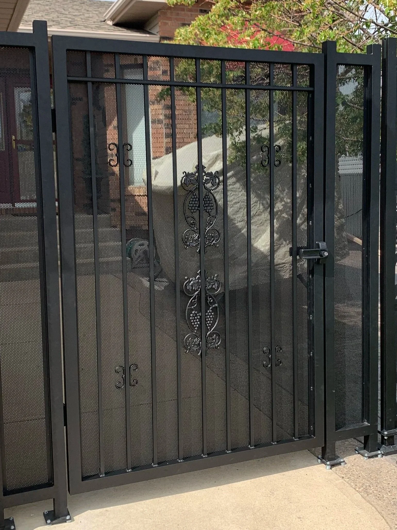 DECORATIVE+GATE+WITH+SCROLLS+AND+GRAPES+CASTING.jpg