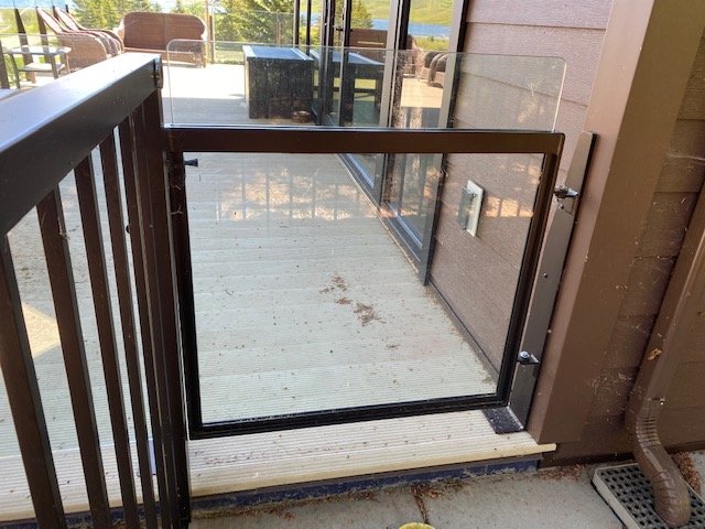 SQ TOP GLASS GATE WITH MAGNETIC LATCH A.jpg