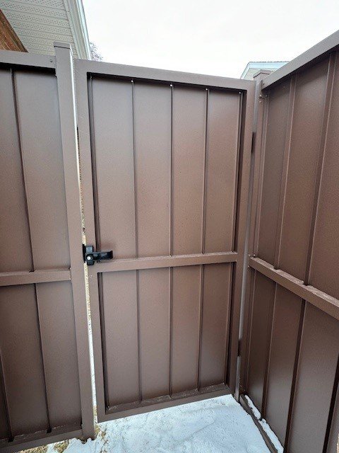 EBERLE PRIVACY  RED BROWN SPECKLE GATE jpg.jpg