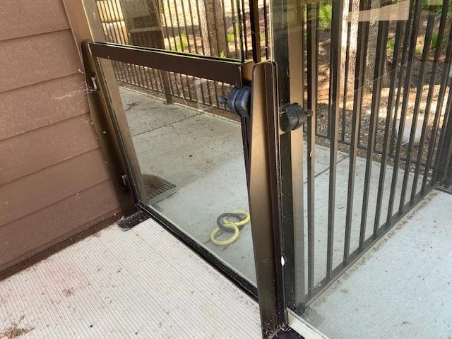 SQ TOP GLASS GATE WITH MAGNETIC LATCH B.jpg