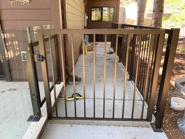 SQ TOP PICKET WITH MAGNETIC LATCH A.jpg