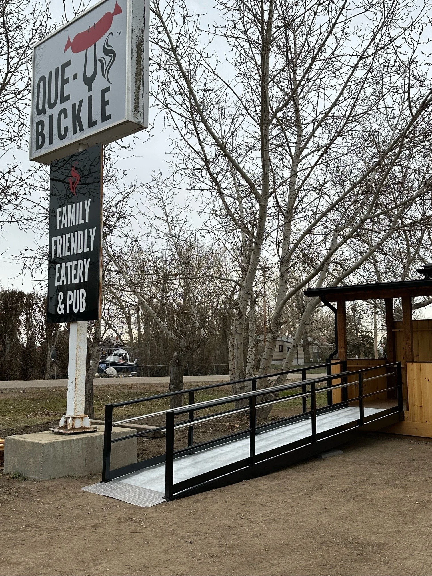 RAMP WITH ROUND HANDRAIL.jpg