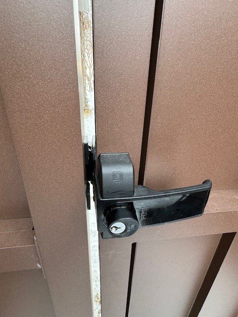 EBERLE PRIVACY  RED BROWN SPECKLE GATE LATCH.jpg