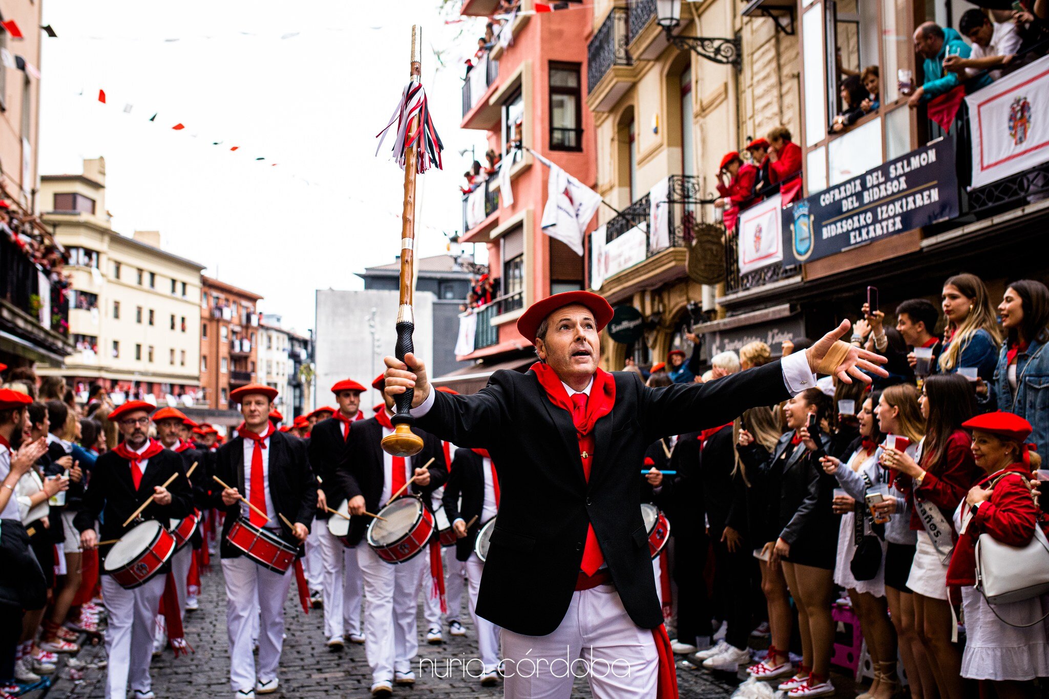 Con las elecciones a cantinera en pleno apogeo, es el momento perfecto para recordar los d&iacute;as vividos el a&ntilde;o pasado 📸 Por eso, hoy te cuento que...
&iexcl;Estamos de PROMOCI&Oacute;N! ❤️🤍🖤
Desde esta semana, por la compra de fotograf