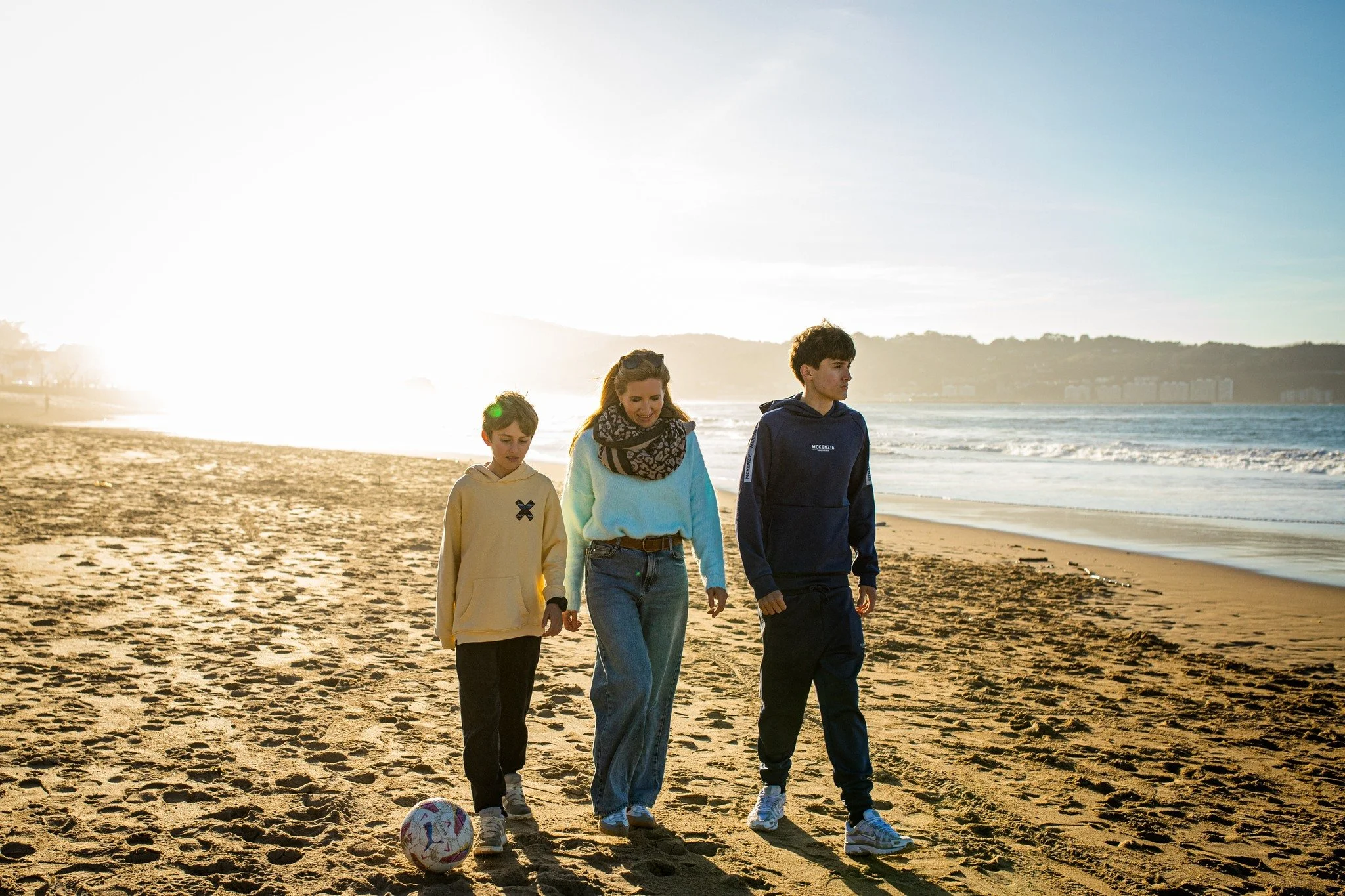 Despu&eacute;s de muchos d&iacute;as de lluvia... &iexcl;Por f&iacute;n lleg&oacute; el sol ☀️🧡!
Ayer pasamos un ratito agradable en la playa de Hendaya junto a @na_go_re3 , ganadora del Supersorteo de Navidad 2025, y sus hijos Mikel y Alain 📸
&iex
