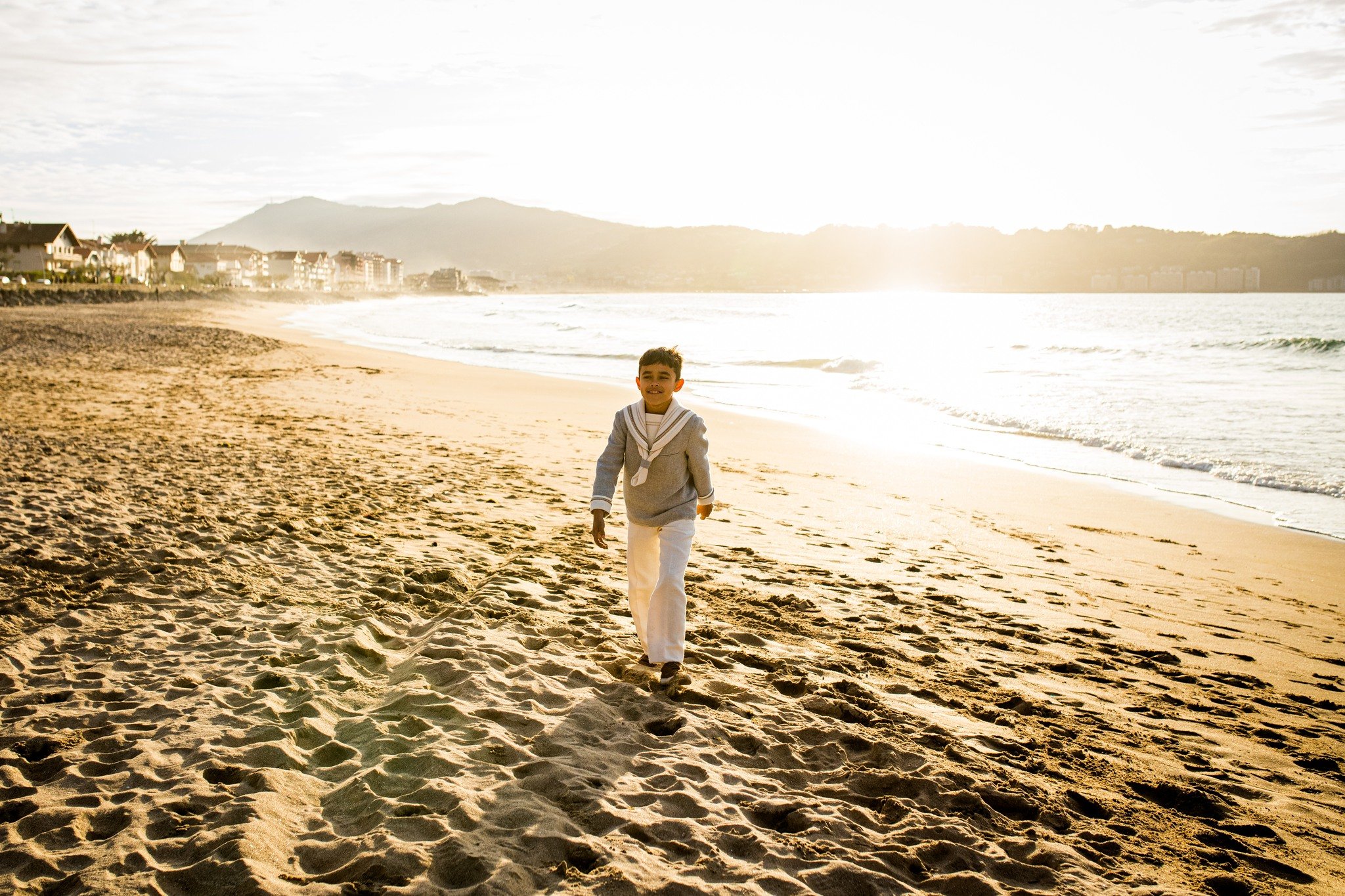 Abriendo el tel&oacute;n de las Comuniones 2026 en 3, 2, 1... 📸
Ayer empezamos la temporada con Enmanuel en la playa de Hendaya con una luz inmejorable ✨🤩
Adem&aacute;s, fue una sesi&oacute;n muy especial ya que el a&ntilde;o pasado tuve la suerte 