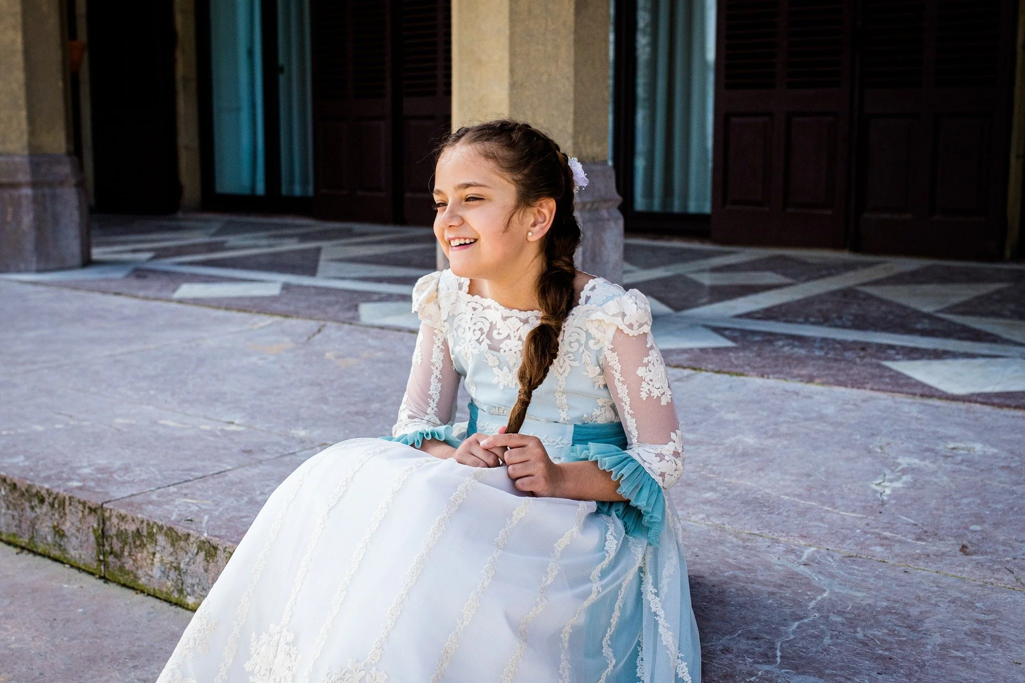 Nueva comuni&oacute;n, nueva localizaci&oacute;n ☀🩵
Seguimos d&aacute;ndole ca&ntilde;a a la edici&oacute;n de las comuniones de este a&ntilde;o y hoy toca ense&ntilde;aros un trocito de la sesi&oacute;n que le realizamos a Malen en el Palacio de Mi