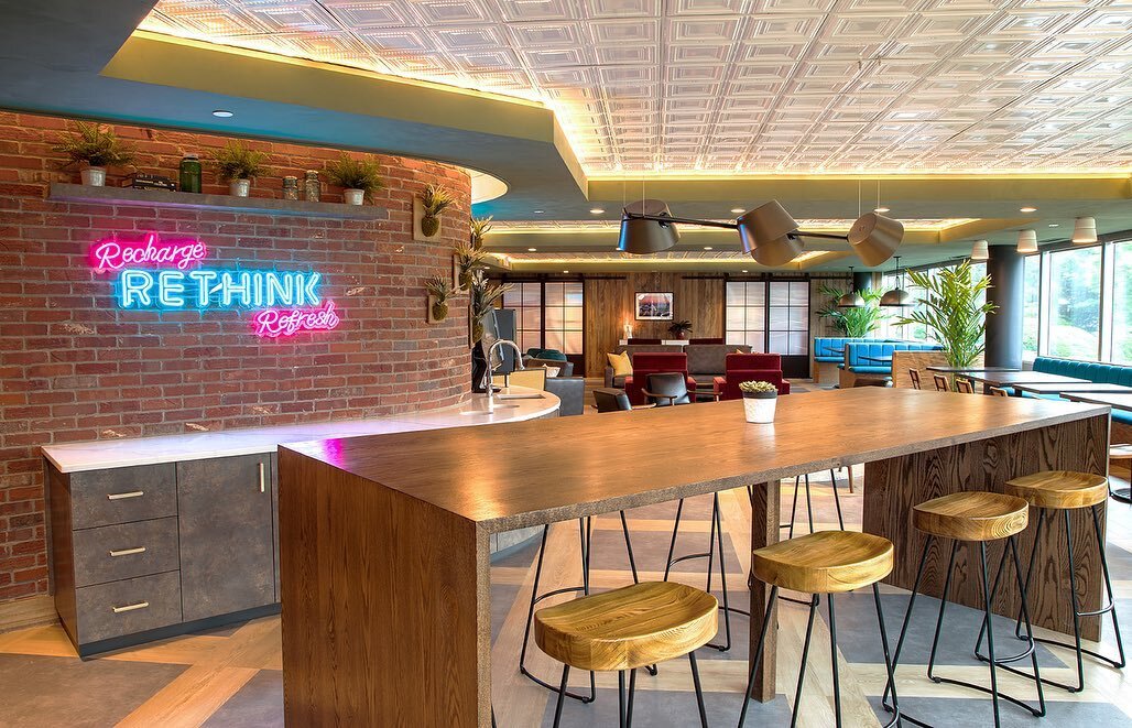 Bringing you through our completed coffee lounge at @konicaminoltaus ! 

With a uniquely shaped room, we were able to design various seating areas for the whole company to enjoy!

Instead of walls dividing spaces, the ceiling helps designate zones wh
