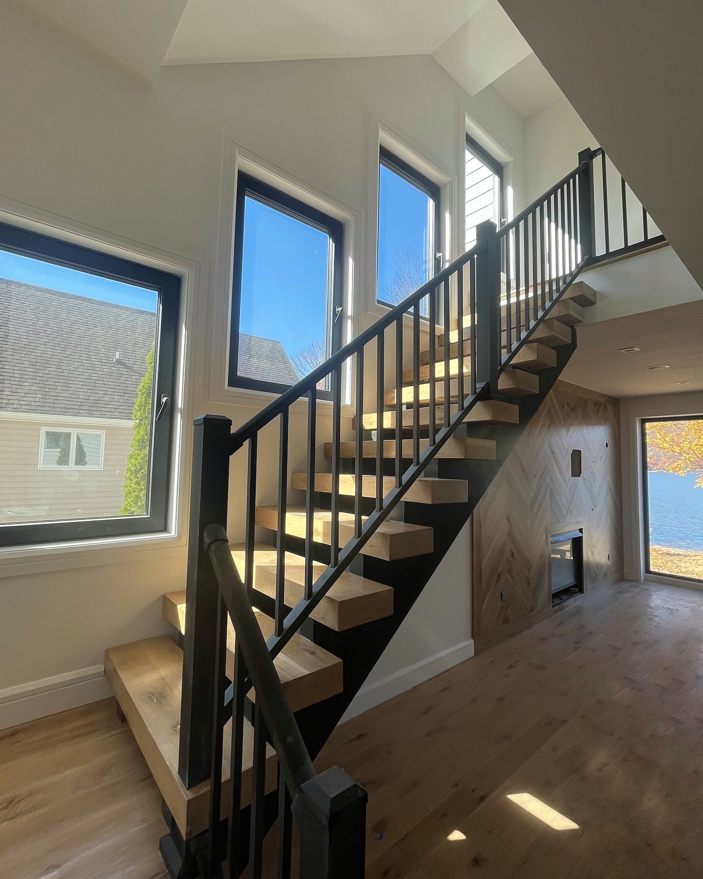 We couldn’t take enough angles of this staircase! The way it allows for the sunlight to come through each tread, the open riser, the contrast between the tread and the stringer, it really is an architectural chefs kiss!
The stair is one of ou