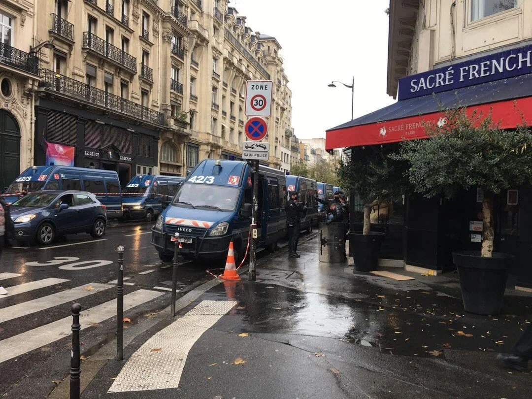 Et &ccedil;a recommence 🥊🥁🛠🧨🥺
#parisestunef&ecirc;te #lois&eacute;curit&eacute;globale
Dommage que nous soyons ferm&eacute; car cela fait longtemps que nous n&rsquo;avions pas vu autant de monde devant le resto ! 🤪

Ps : Heureusement nous avons