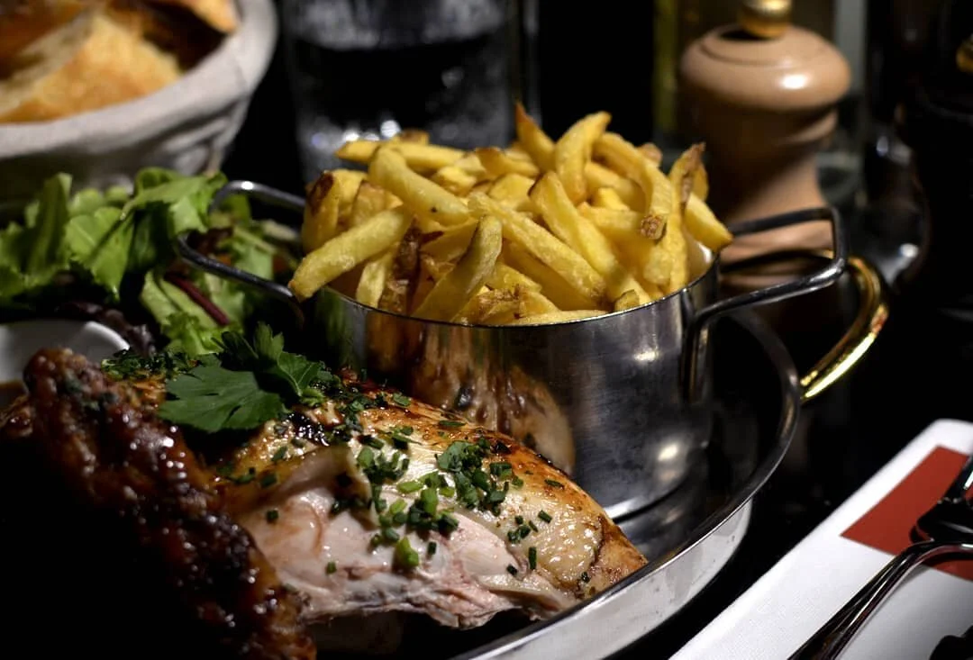 Dans l'attente des nouvelles mesures 'festives' qui seront d&eacute;cid&eacute;es cette semaine... 🥳 Toujours pas de couvre-feu le midi au Sacr&eacute; Frenchy 😷💪! 
Alors pour garder la banane 😊 
Cette semaine notre chef Ra&ugrave;l  propose au c