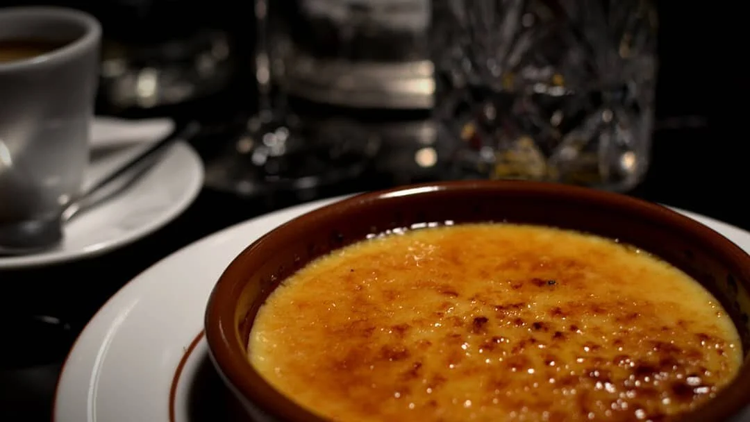 Pas de couvre-feu le midi au Sacr&eacute; Frenchy ! 
Cette semaine notre chef propose au choix dans le menu d&eacute;jeuner les entr&eacute;es, plats et desserts suivants : 

ENTRÉES 
&bull; Cr&egrave;me de potirons, croutons et pesto
&bull; Oeufs b