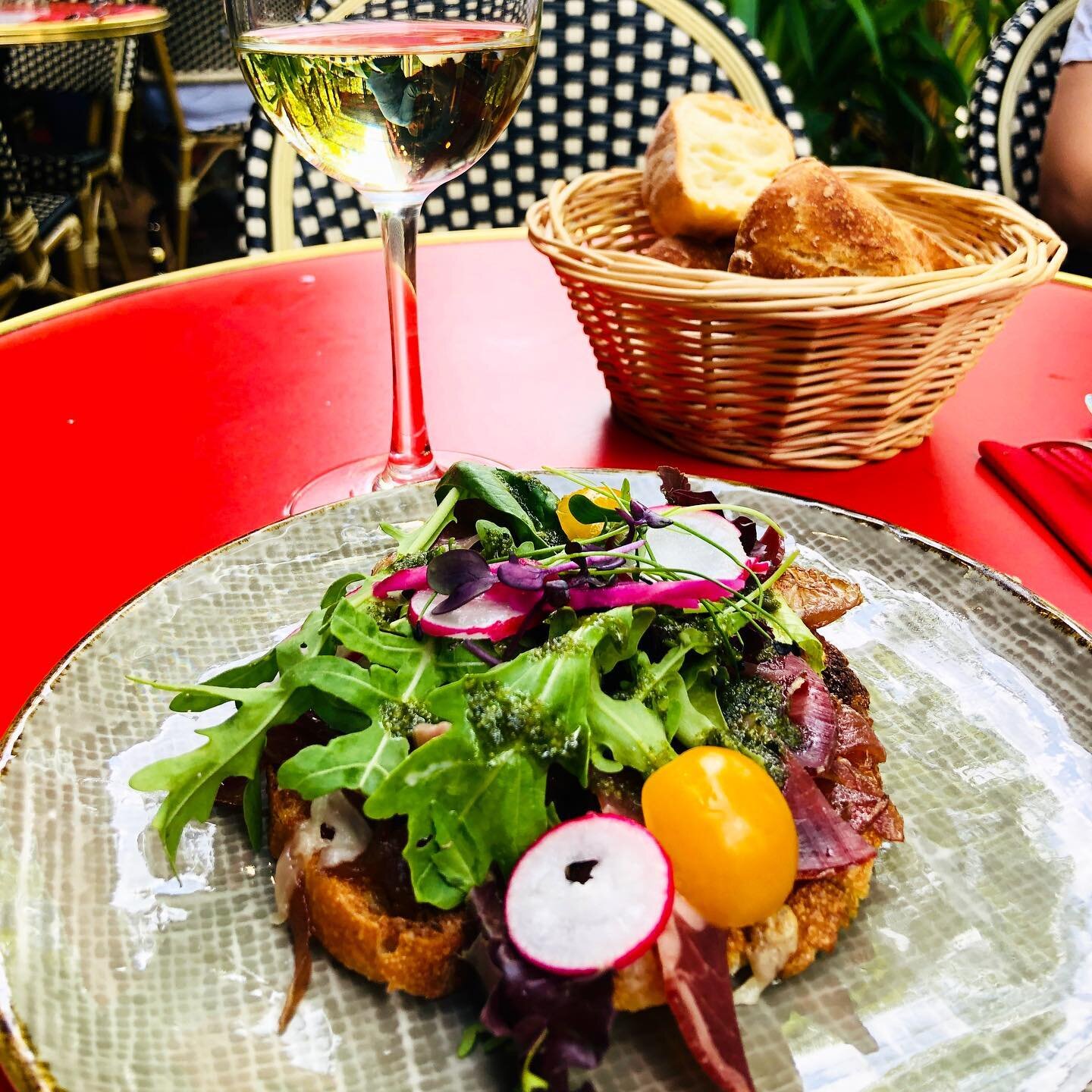 De retour avec notre s&eacute;lection des plats disponibles dans notre sacre semainier ! ✨

Comme d&rsquo;habitude : 
- Du bon 
- Du frais 
- Du Sacr&eacute; Frenchy 🥰

- Bruschetta confit d&rsquo;oignons, coppa, parmesan et pesto 

- Aubergines r&o