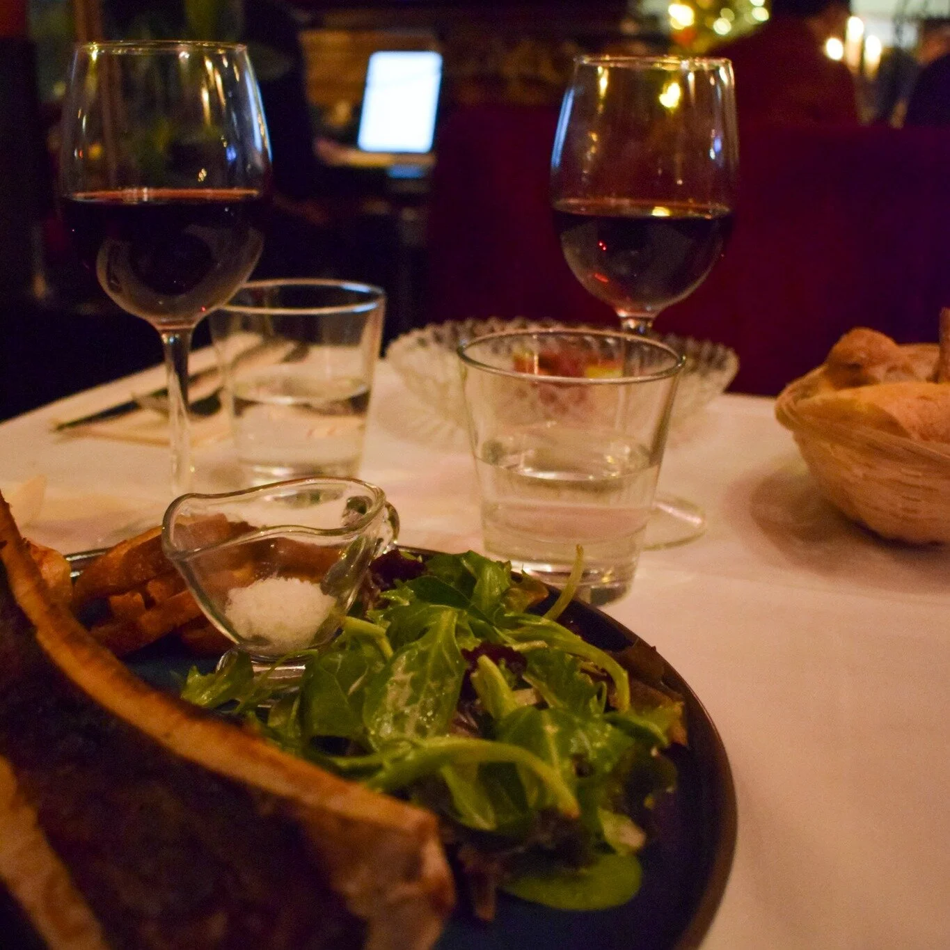 Dernier diner de l'ann&eacute;e 2022 avec notre pianiste @augustin_officiel ce soir ! 🎄
On se retrouve pour le diner ?

👉 𝐓𝐨𝐮𝐬 𝐧𝐨𝐬 𝐩𝐥𝐚𝐭𝐬 𝐬𝐨𝐧𝐭 𝐟𝐚𝐢𝐭𝐬 𝐦𝐚𝐢𝐬𝐨𝐧 🍽️ 
--
Last dinner of the year 2022 with our pianist @augustin_of