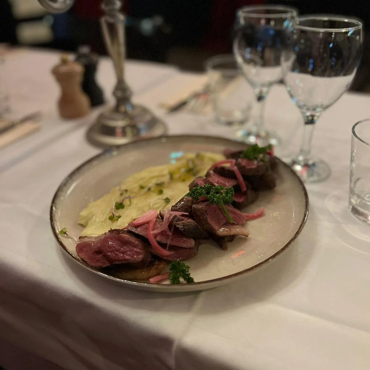 C&eacute;l&eacute;brez la Saint-Valentin &agrave; 2 au Sacr&eacute; Frenchy! ❤️
Nous vous proposons pour l&rsquo;occasion un menu exclusif sp&eacute;cial &laquo; 14 f&eacute;vrier &raquo;.

Le menu est &agrave; 75&euro; par personne, avec une coupe d