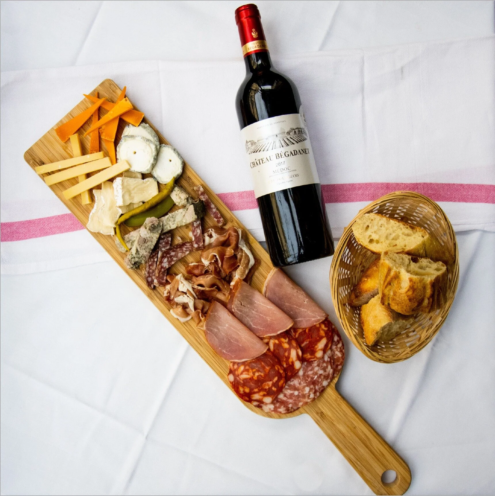 C'est enfin le week-end ! 🔥 Et quoi de mieux que de se retrouver entre amis autour d'une d&eacute;licieuse planche de charcuterie et de fromage ? 🍴

Rendez-vous d&egrave;s ce soir pour profiter de notre s&eacute;lection de fromages et de charcuteri